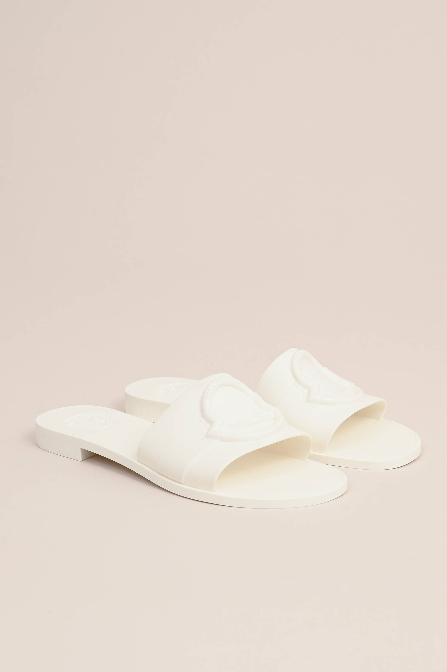 Slipper mit Ton-in-Ton-Logo in Natur Slipper mit Ton-in-Ton-Logo in Natur