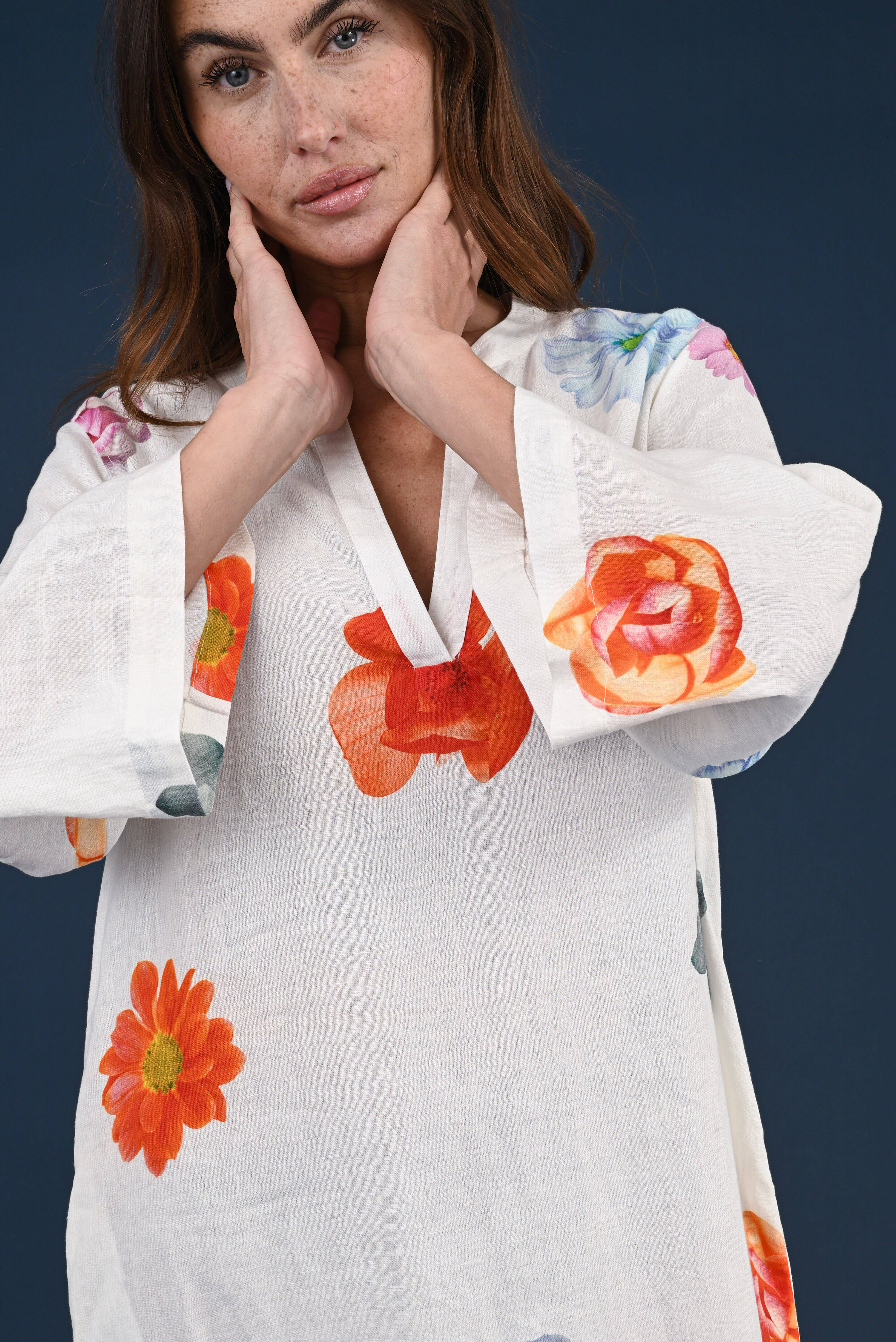 Leinenkleid mit Blumenprint in Weiß