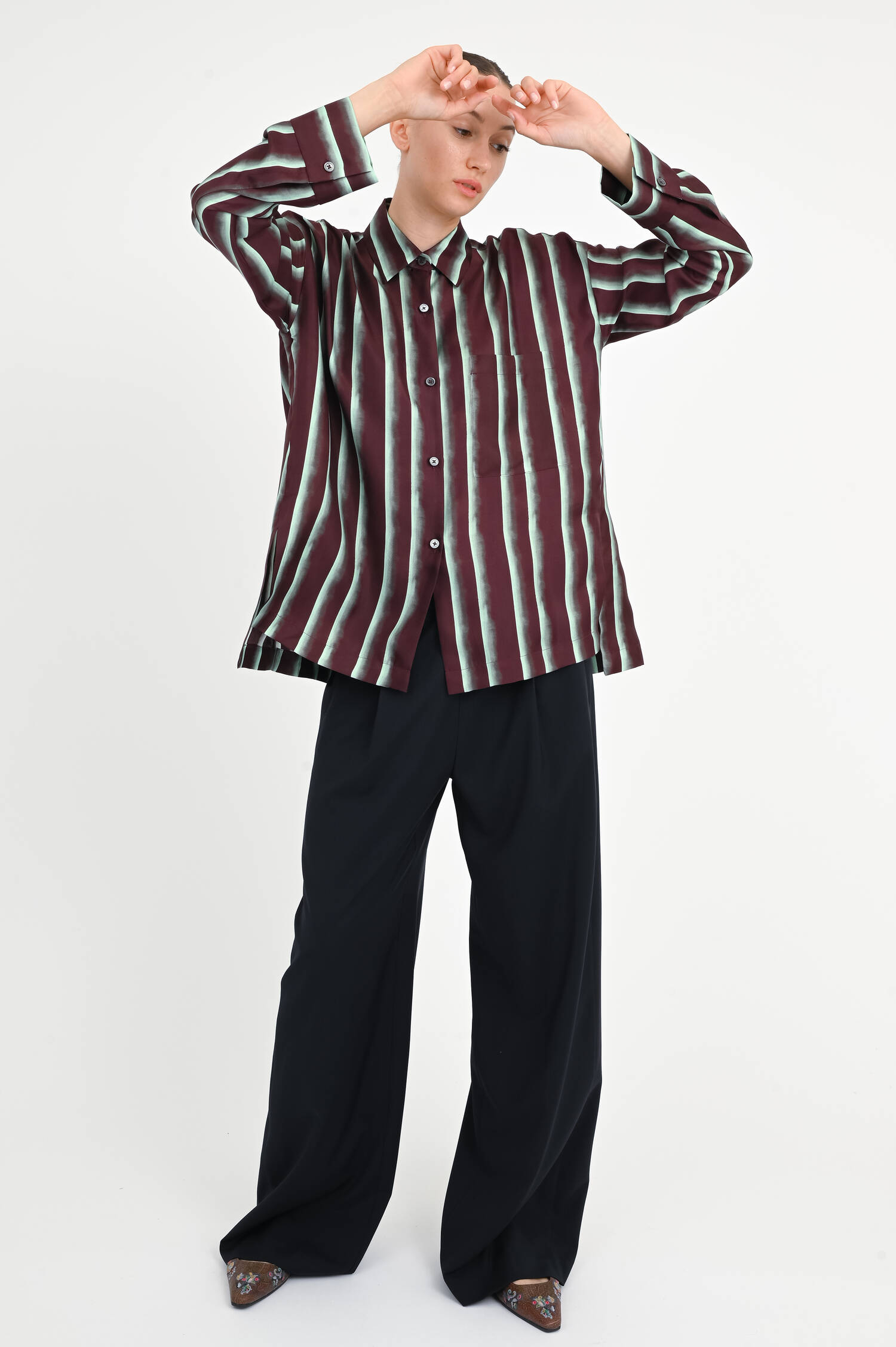 Gestreifte Bluse aus Seide in Aubergine/Türkis