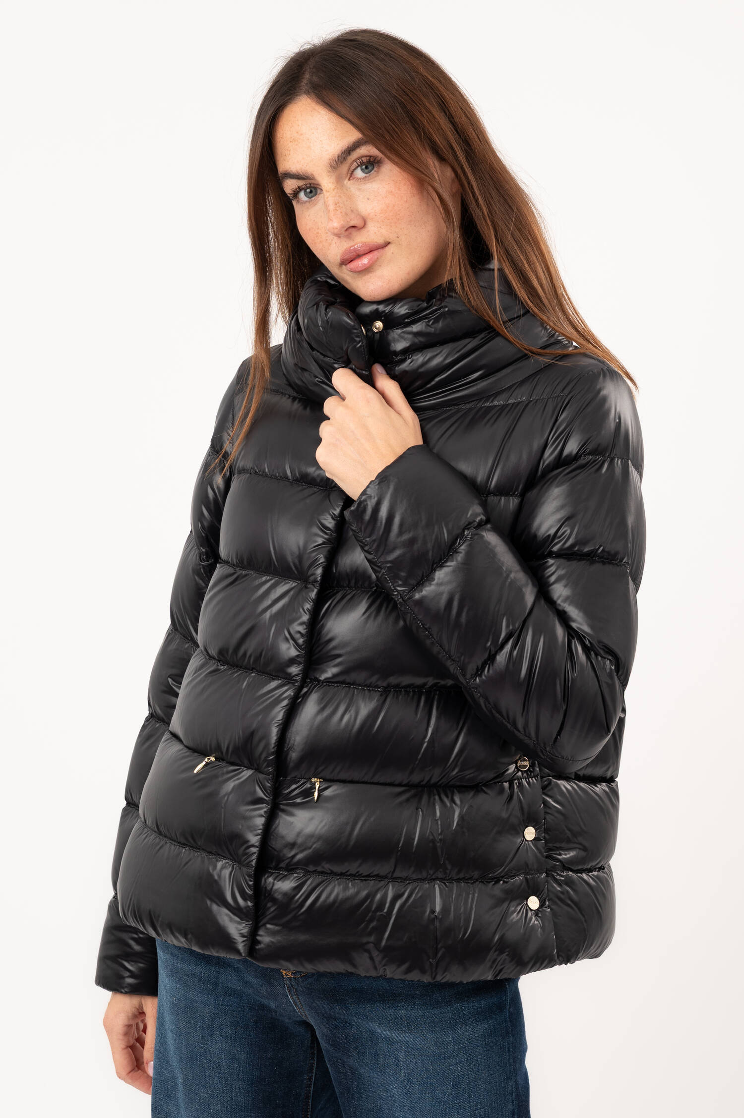 Daunenjacke mit breitem Stehkragen in Schwarz 