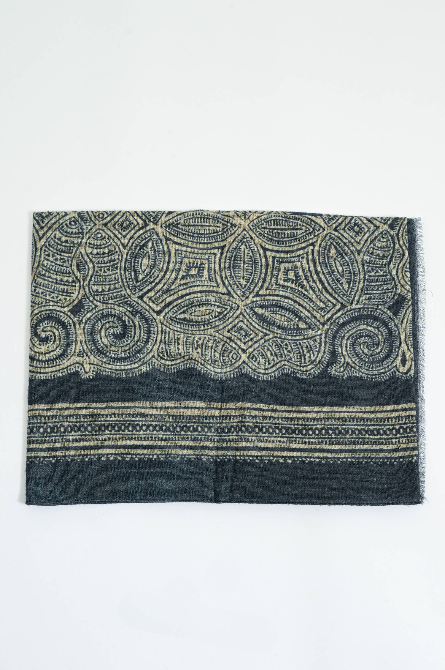 Gemusterter Schal aus Wolle in Blau/Creme