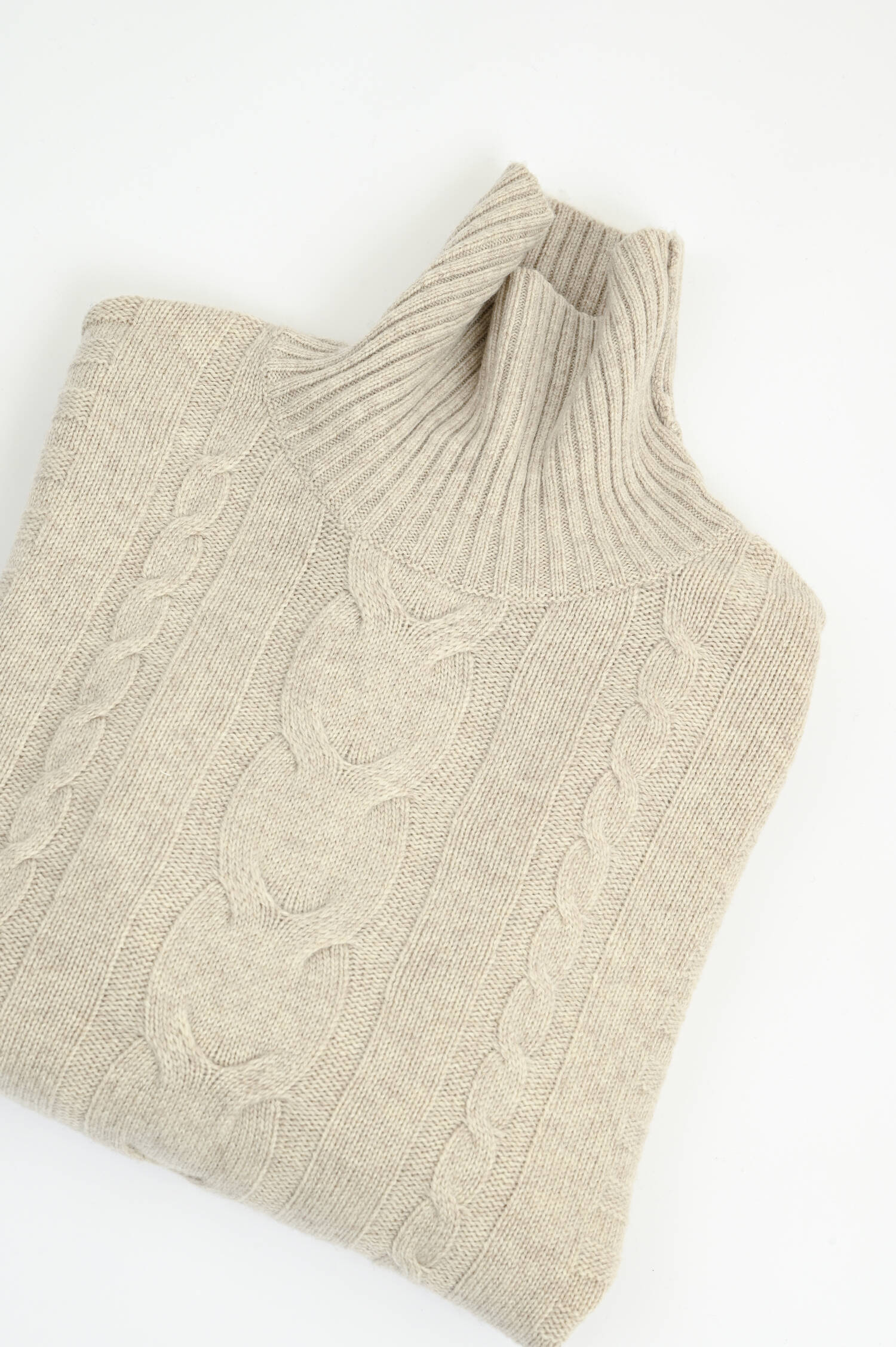 Zopfstrick-Rollkragenpullover in Hellbeige