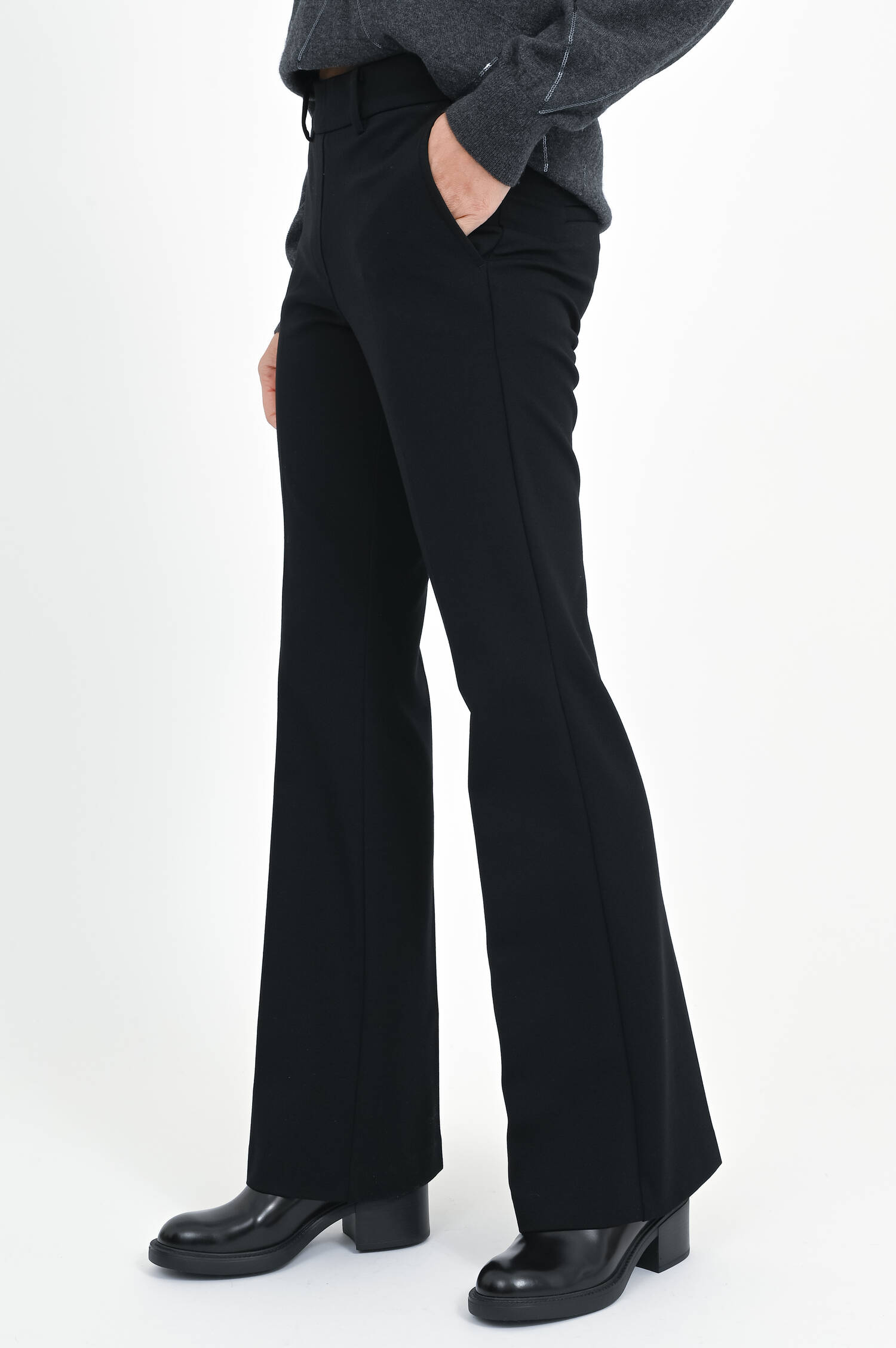 Straight-Leg-Hose mit Bügelfalten in Black 