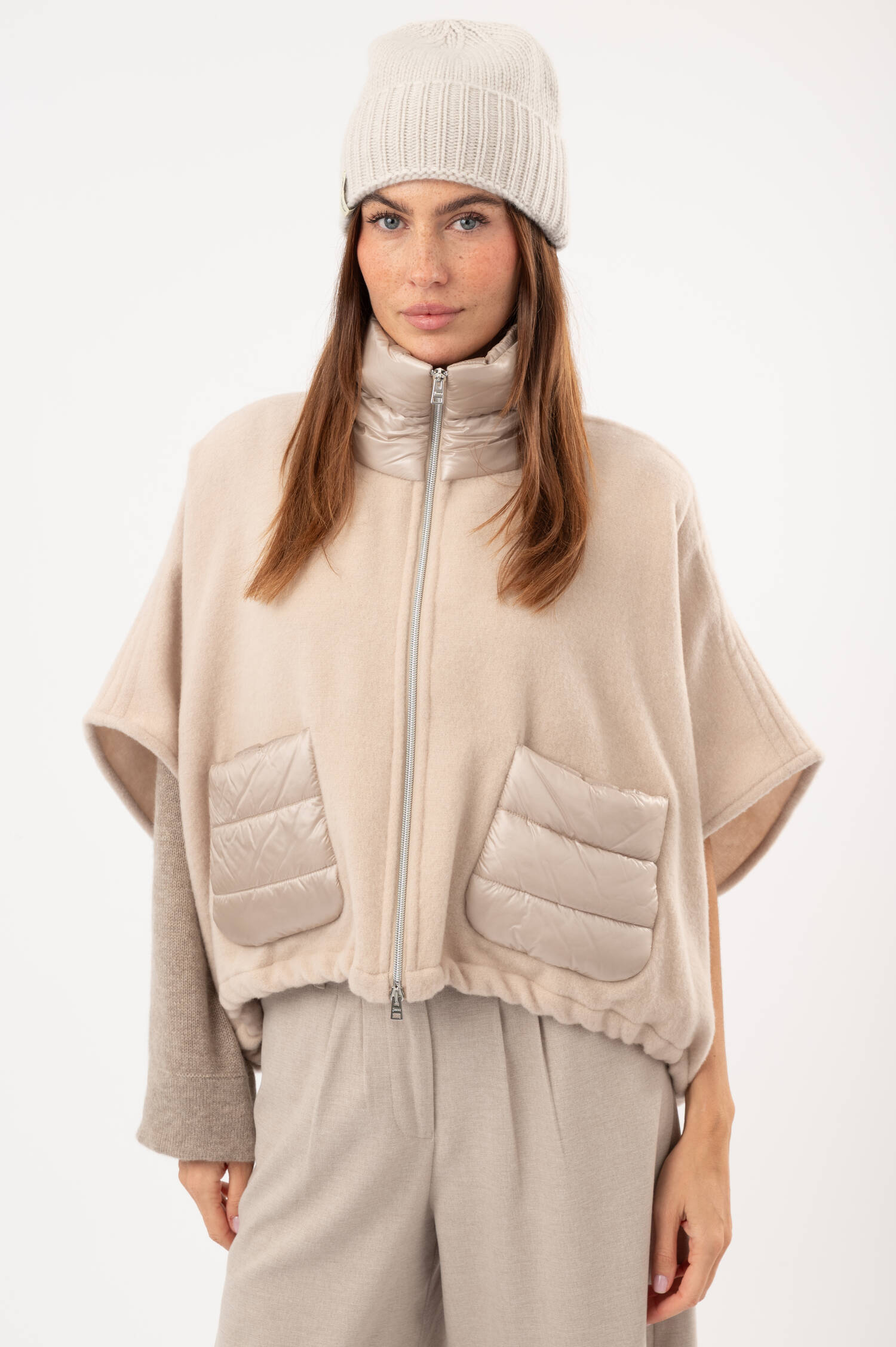 Cashmere-Glattstrick-Beanie in Greige Cashmere-Glattstrick-Beanie in Greige
