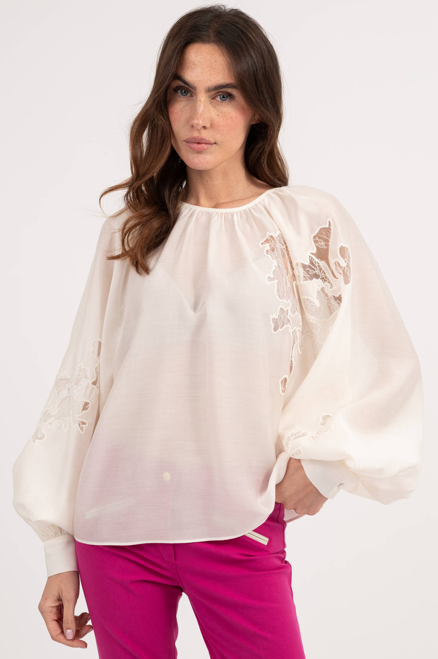 Bluse mit Spitzeneinsatz in Creme Bluse mit Spitzeneinsatz in Creme