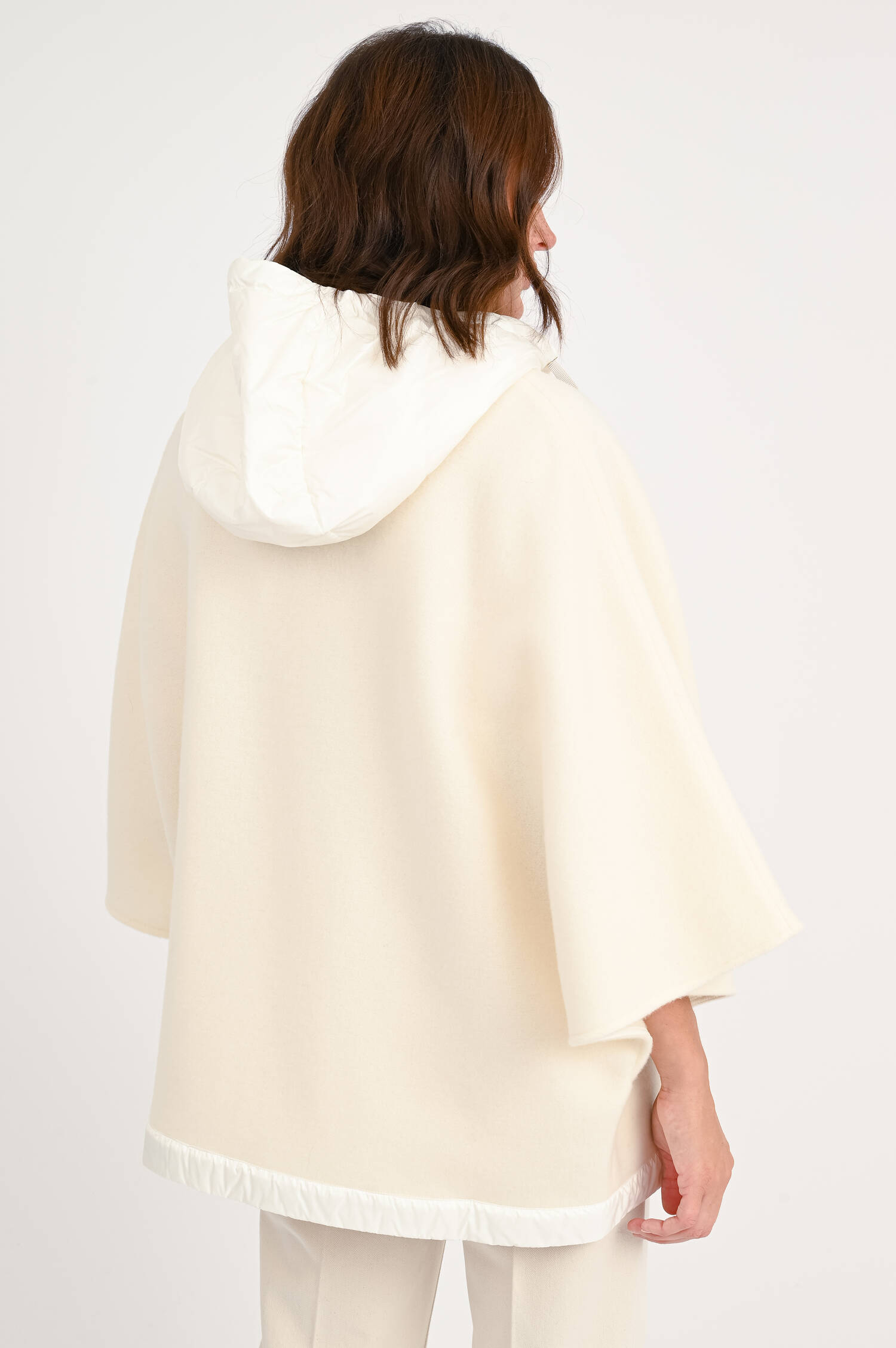 Cape aus Wolle in Creme Cape aus Wolle in Creme