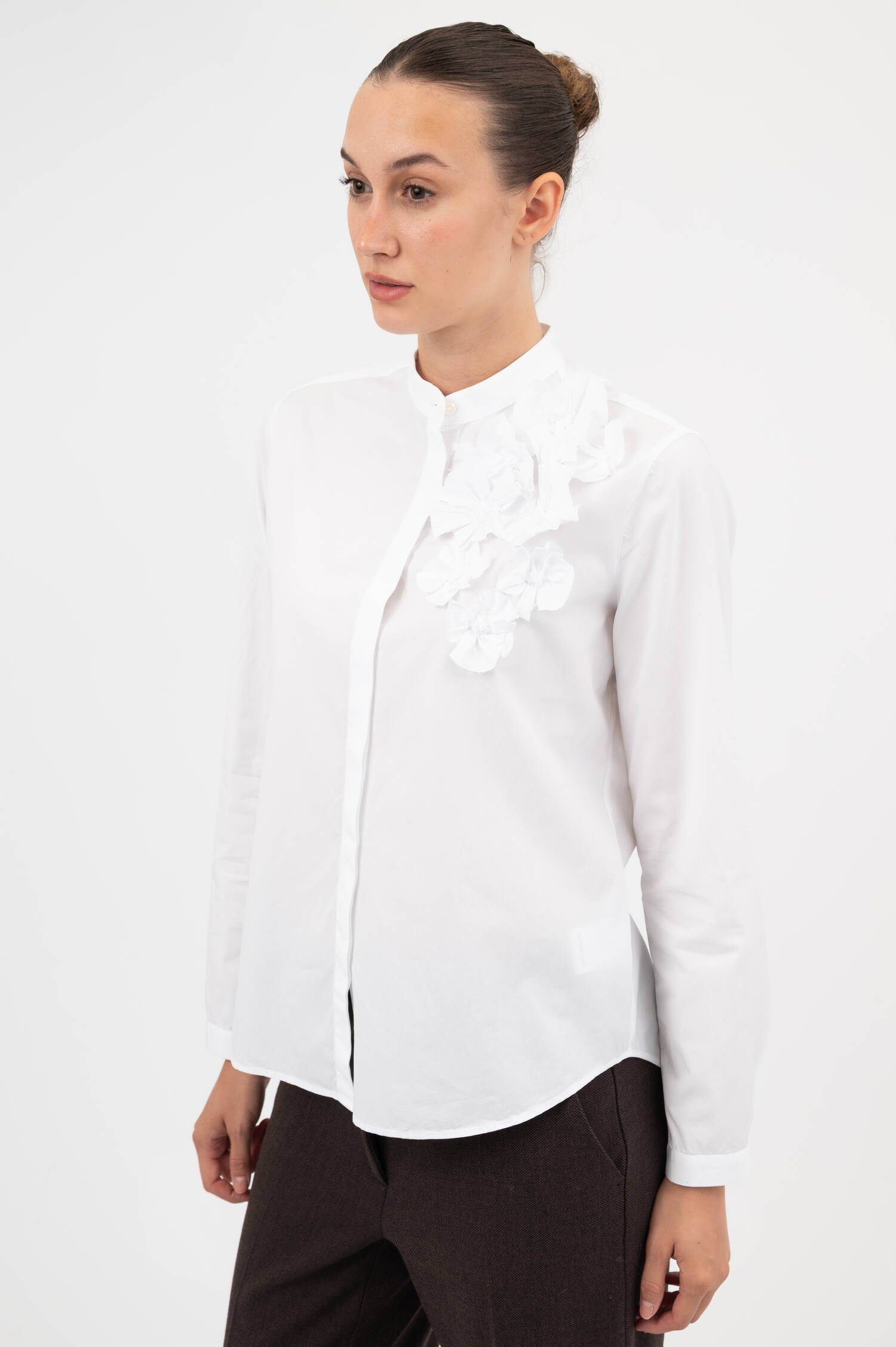 Bluse mit Blumen-Applikation in Weiß Bluse mit Blumen-Applikation in Weiß
