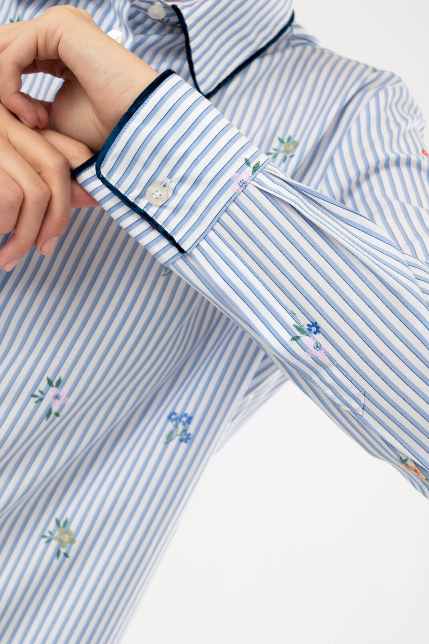 Gestreifte Bluse mit Blumenprint in Blau/Weiß Gestreifte Bluse mit Blumenprint in Blau/Weiß