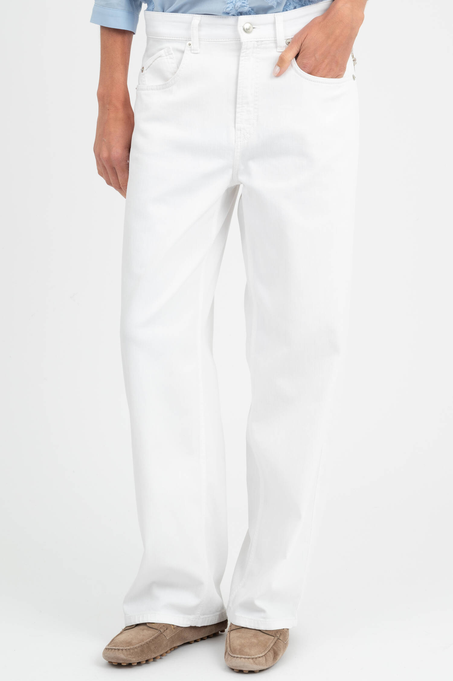 Baggy Jeans mit Strass-Kette in Weiß