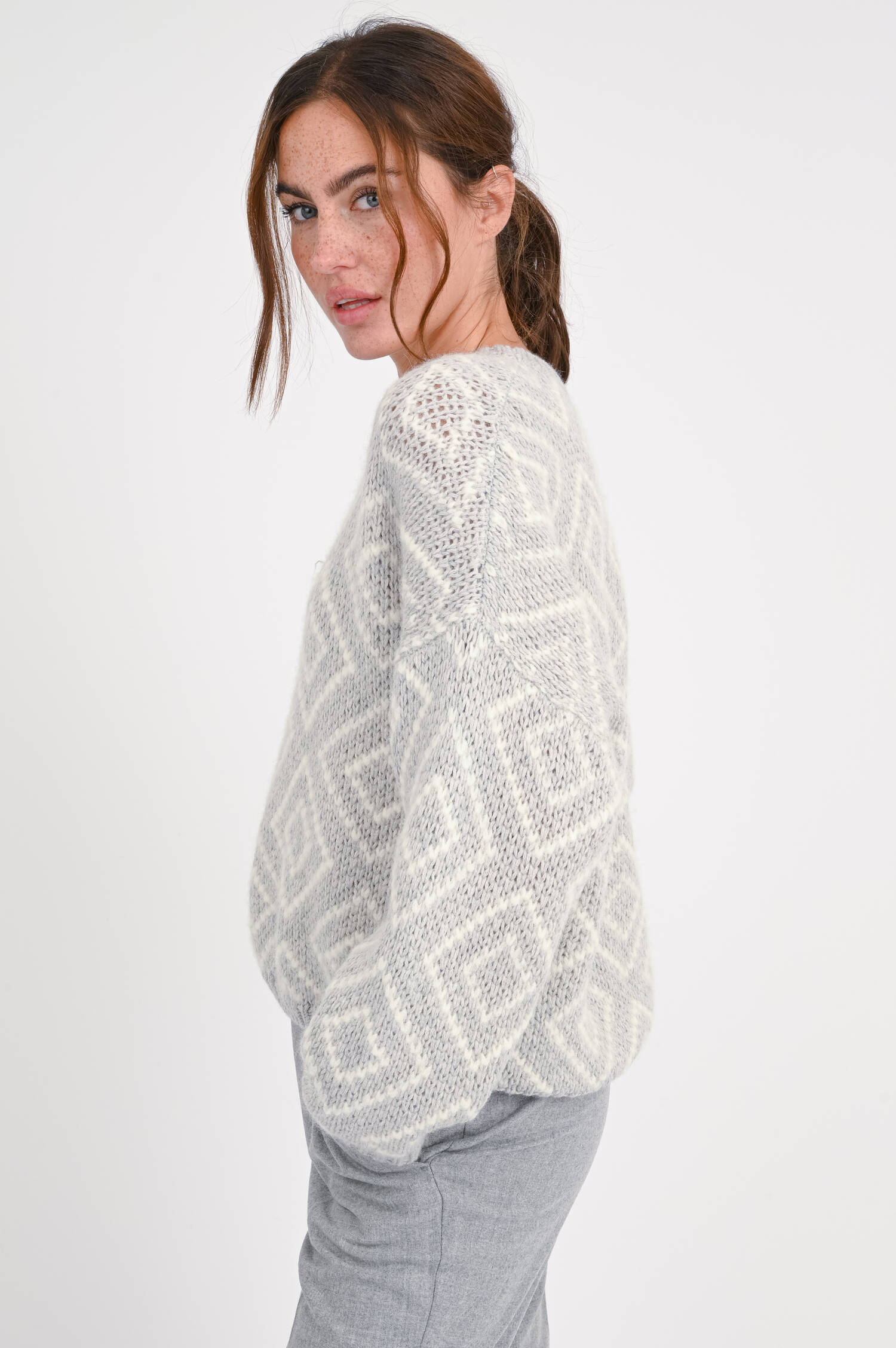 Pullover aus Wollmix in Hellgrau/Weiß gemustert Pullover aus Wollmix in Hellgrau/Weiß gemustert