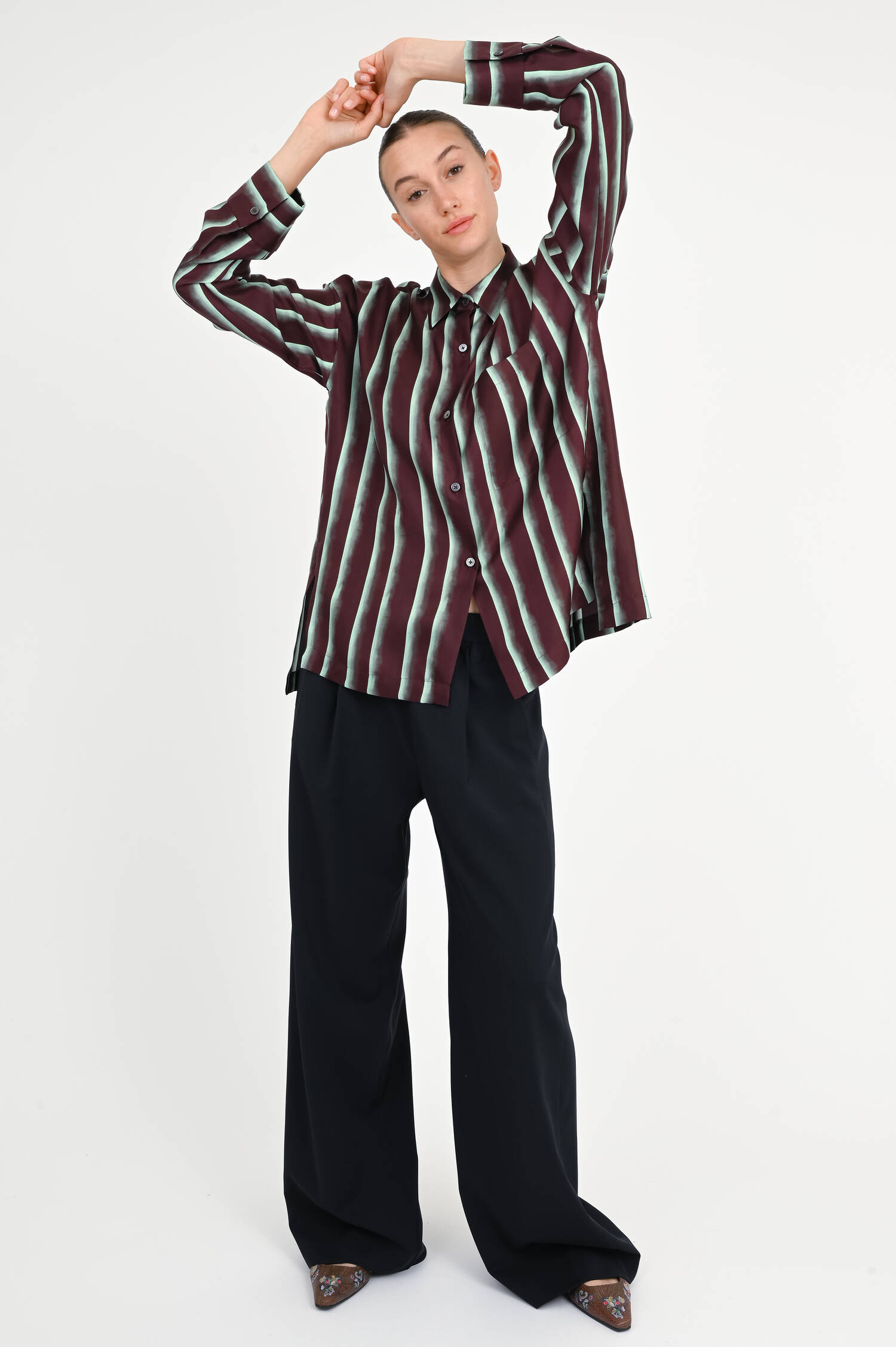 Gestreifte Bluse aus Seide in Aubergine/Türkis