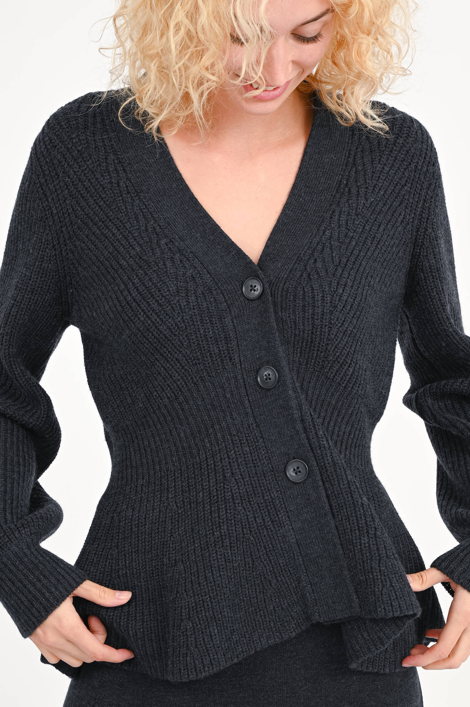 Taillierte Strickjacke in Anthrazit Taillierte Strickjacke in Anthrazit