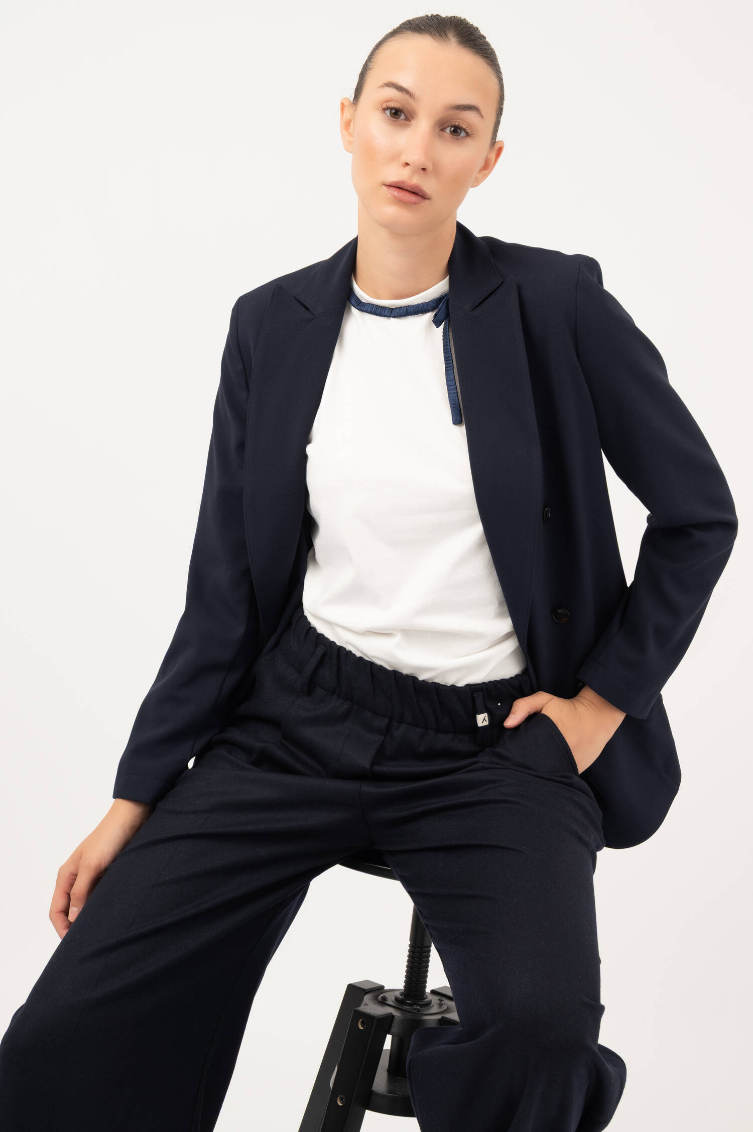Blazer mit Spitzkragen in Navy