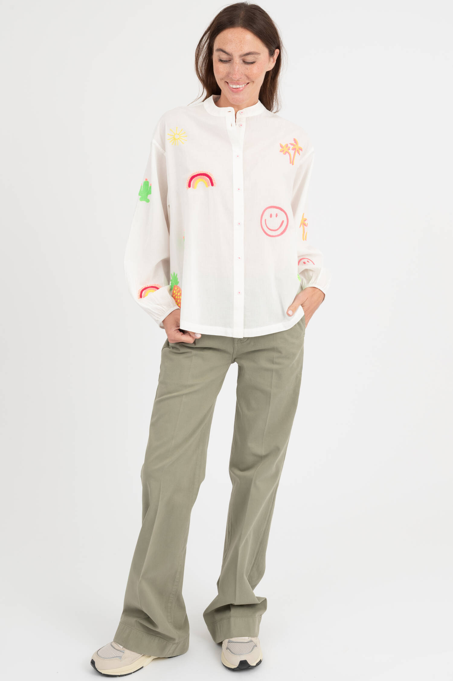 Bluse mit buntem Stick in Weiß Bluse mit buntem Stick in Weiß
