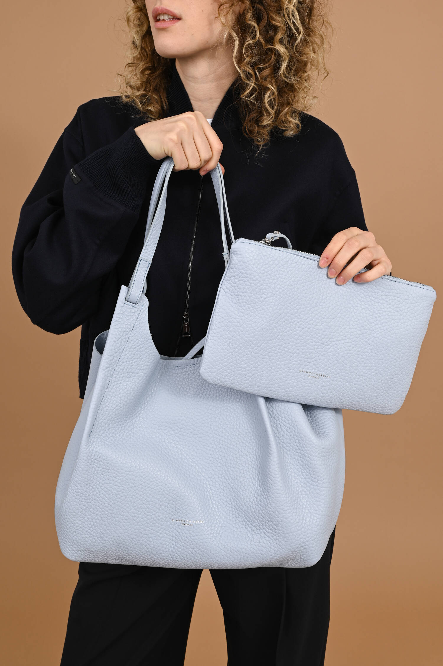 Shopper DUA aus genarbtem Leder in Pastellblau