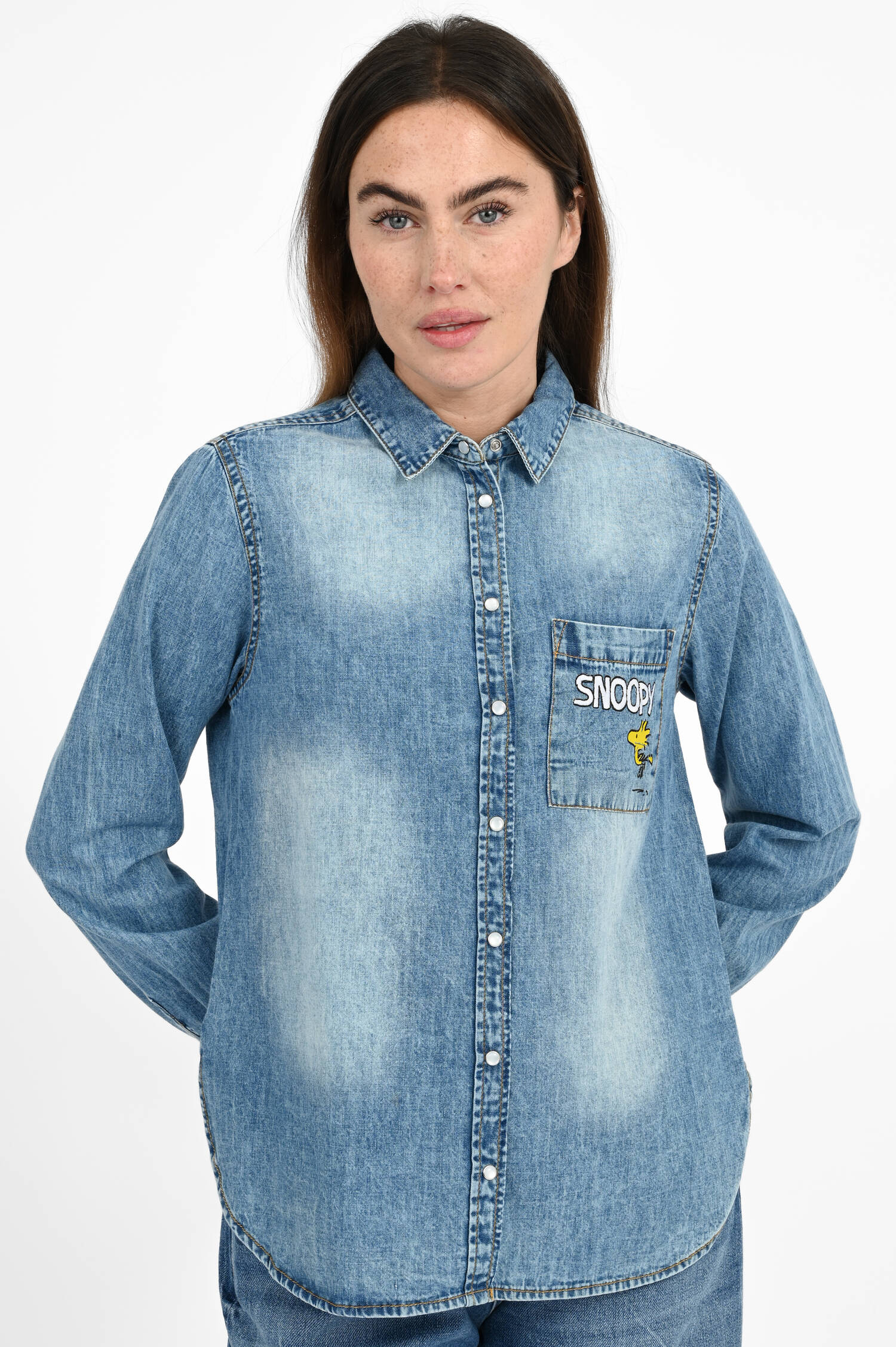 Denimbluse mit Snoopy Backprint in Washed Denim Denimbluse mit Snoopy Backprint in Washed Denim