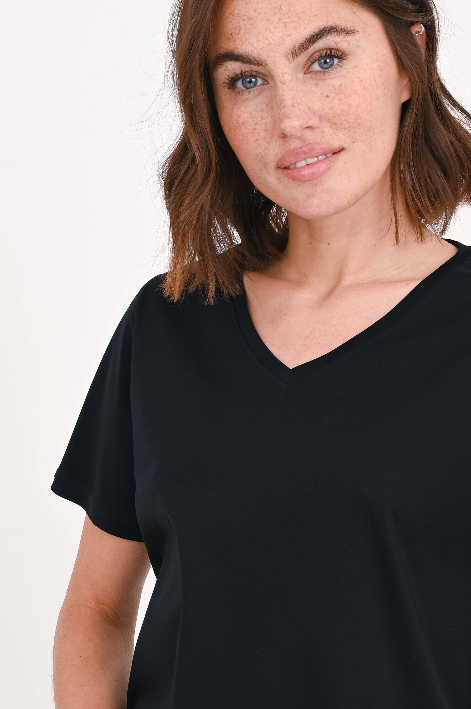 Baumwoll-Shirt mit V-Ausschnitt in Schwarz