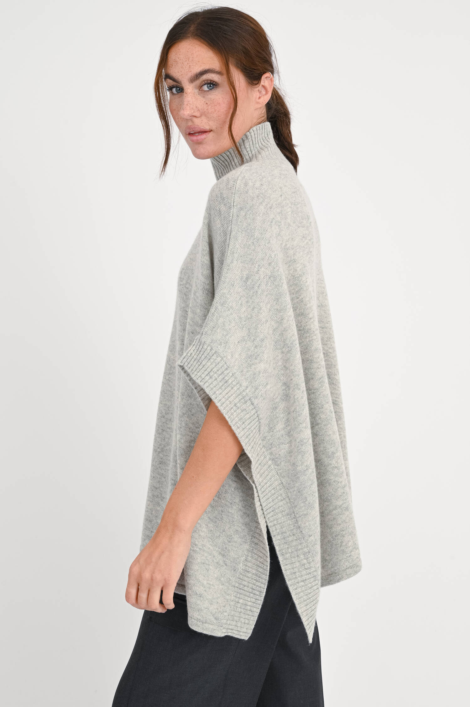 Poncho aus Woll-Cashmere-Mix in Hellgrau