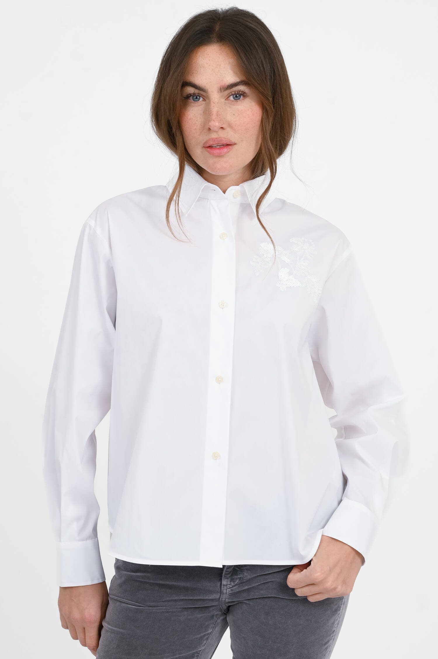 Bluse ELSA mit floralen Motiv in Weiß Bluse ELSA mit floralen Motiv in Weiß