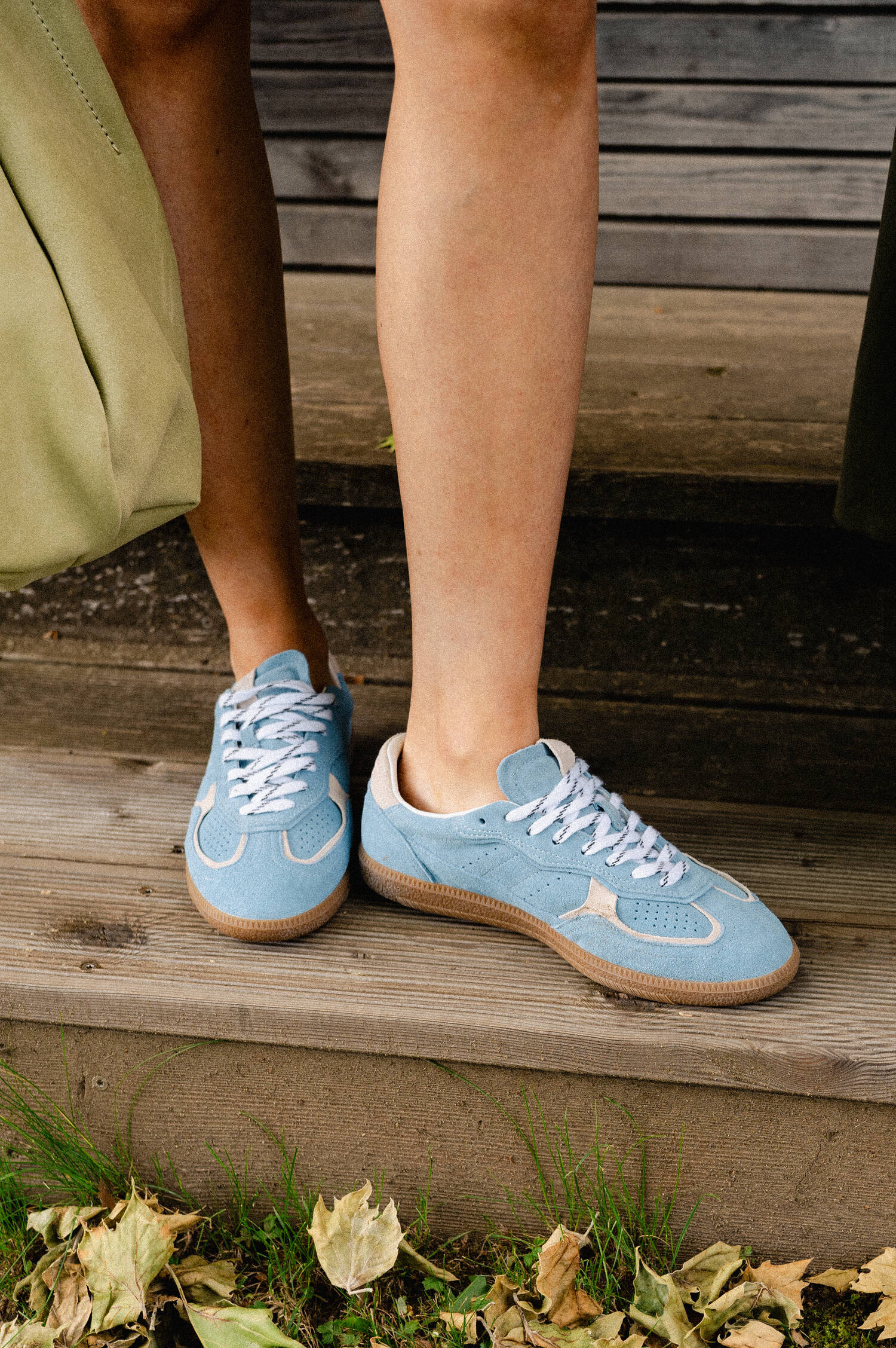 Sneaker aus Veloursleder in Hell Blau