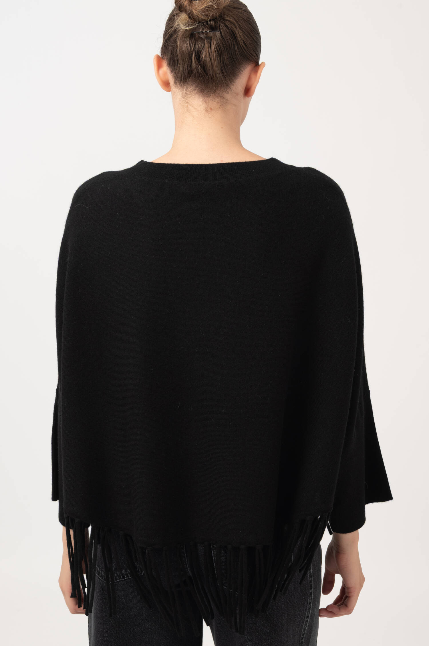 Feinstrick Poncho mit Fransen in Schwarz Feinstrick Poncho mit Fransen in Schwarz