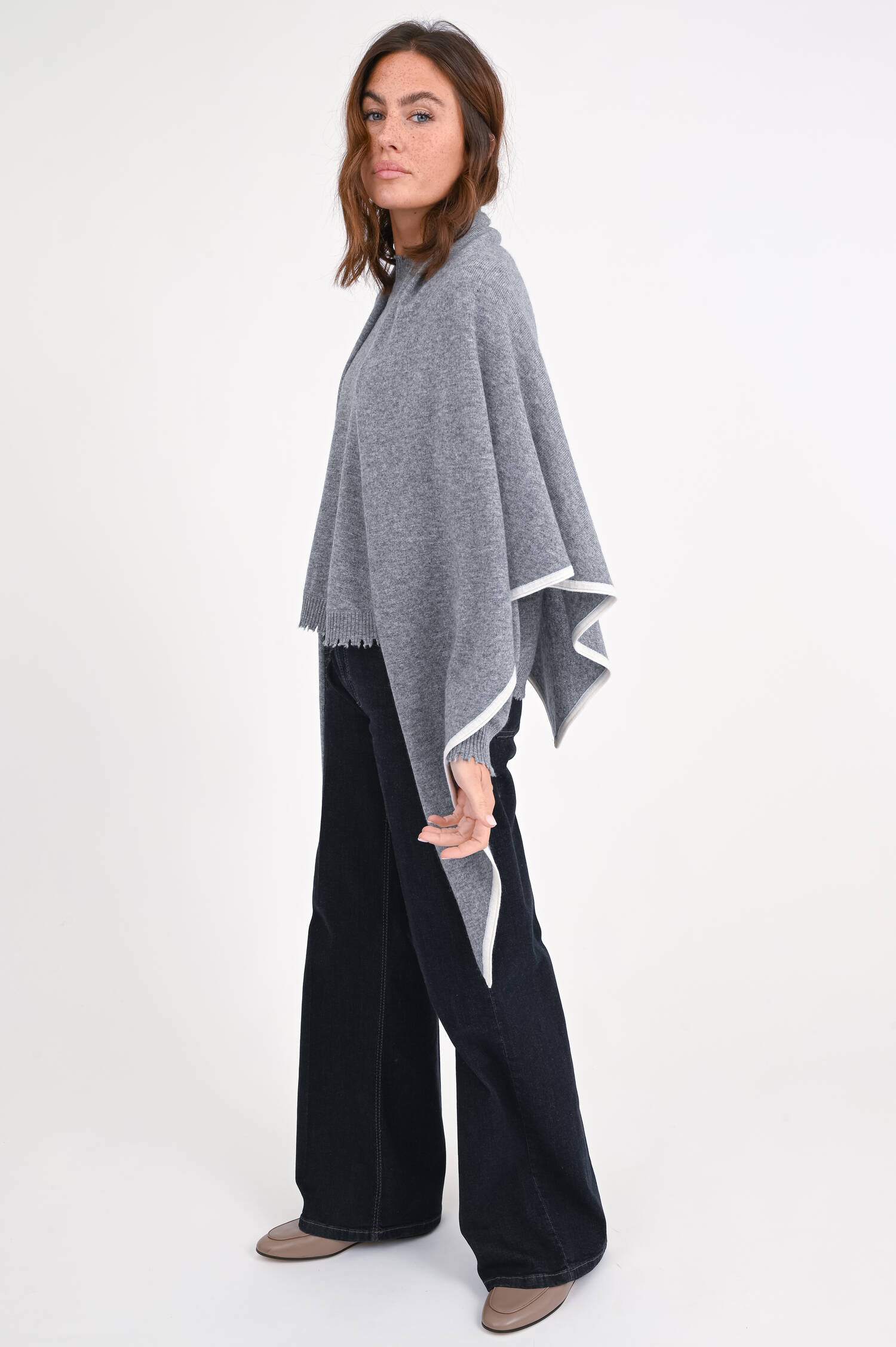 Poncho mit Kontrastfarbe in Grau