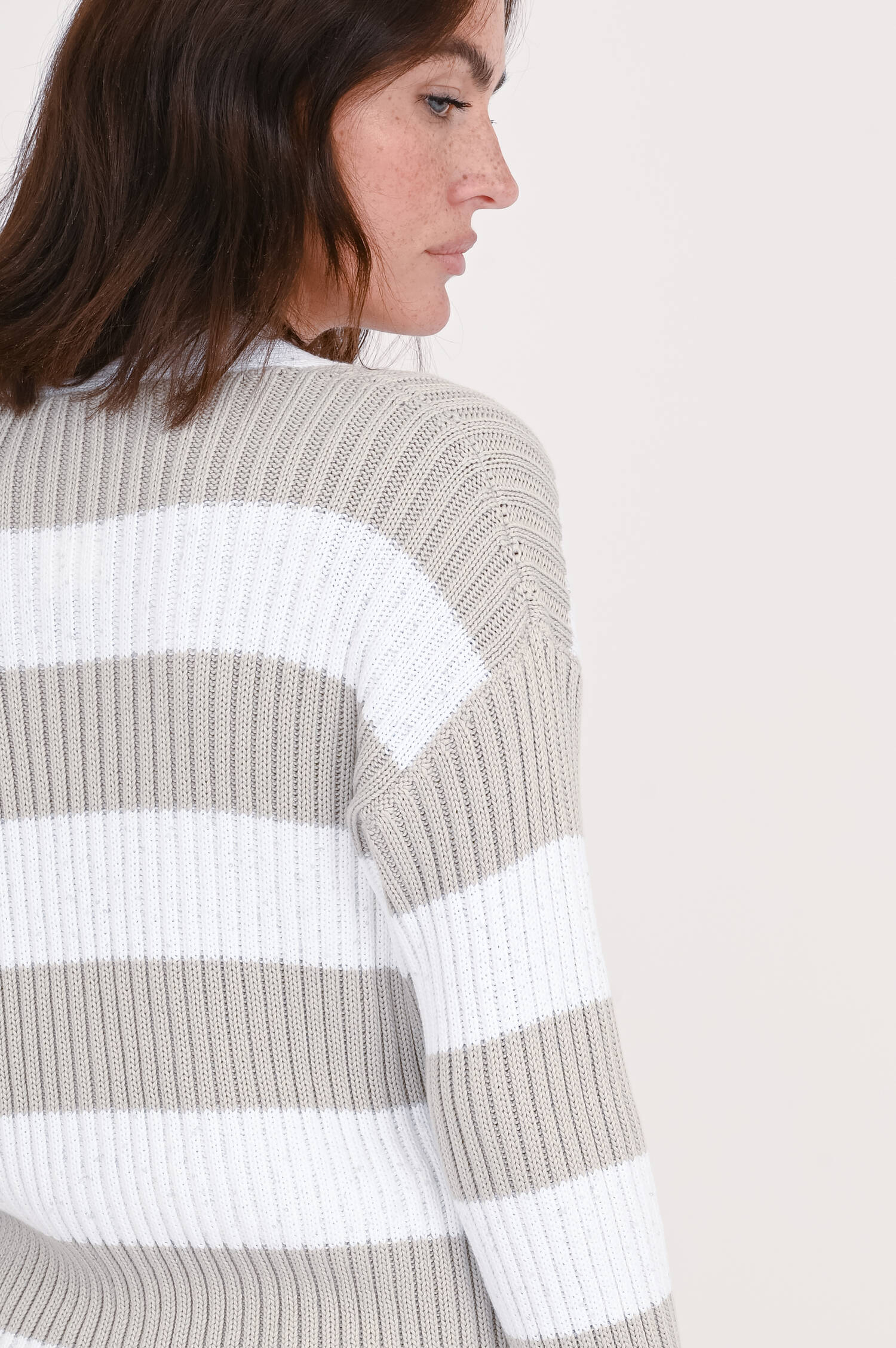 Gestreifte Strickweste in Taupe/Weiß