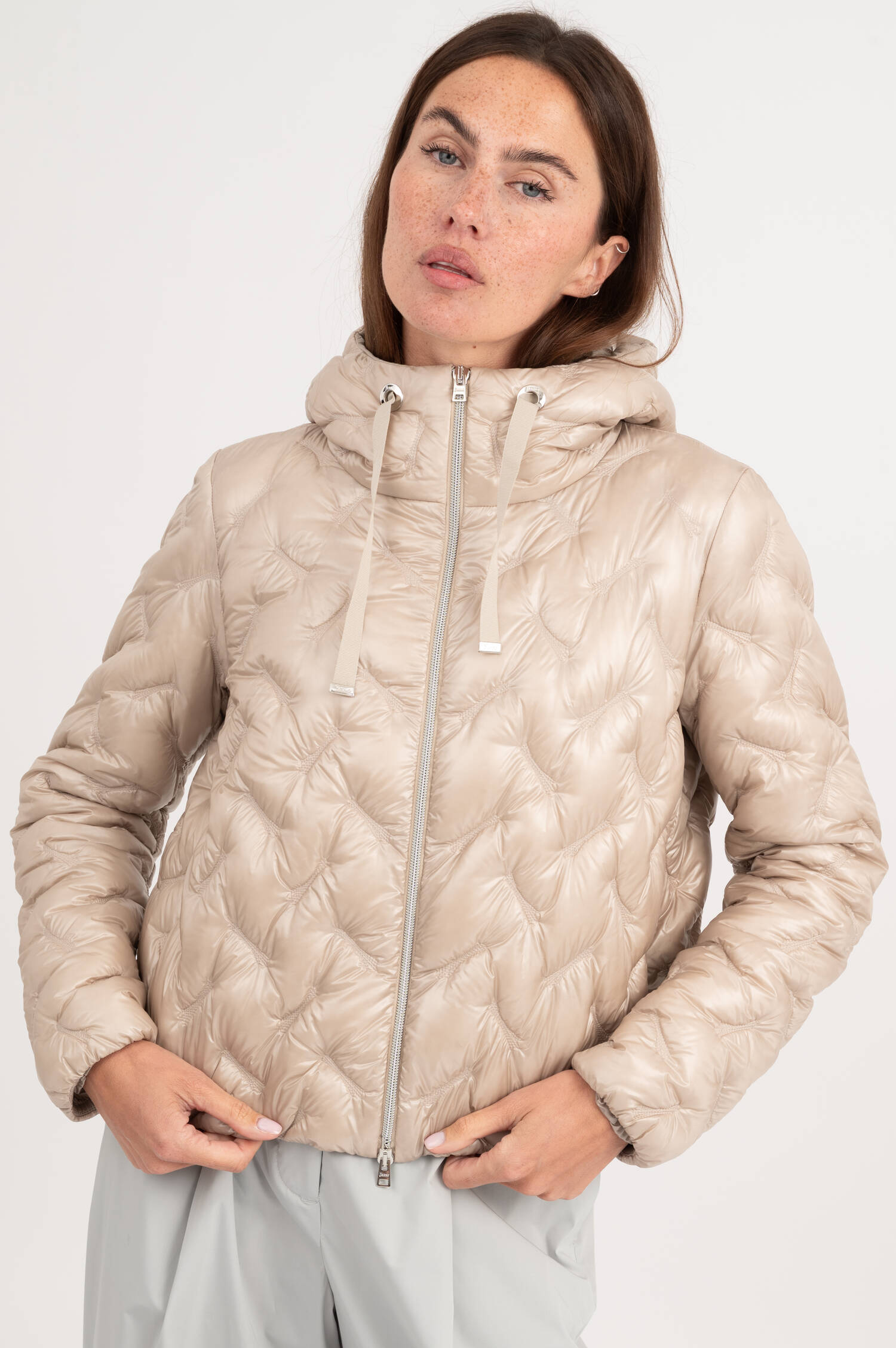 Daunenjacke mit Kapuze in Beige Daunenjacke mit Kapuze in Beige