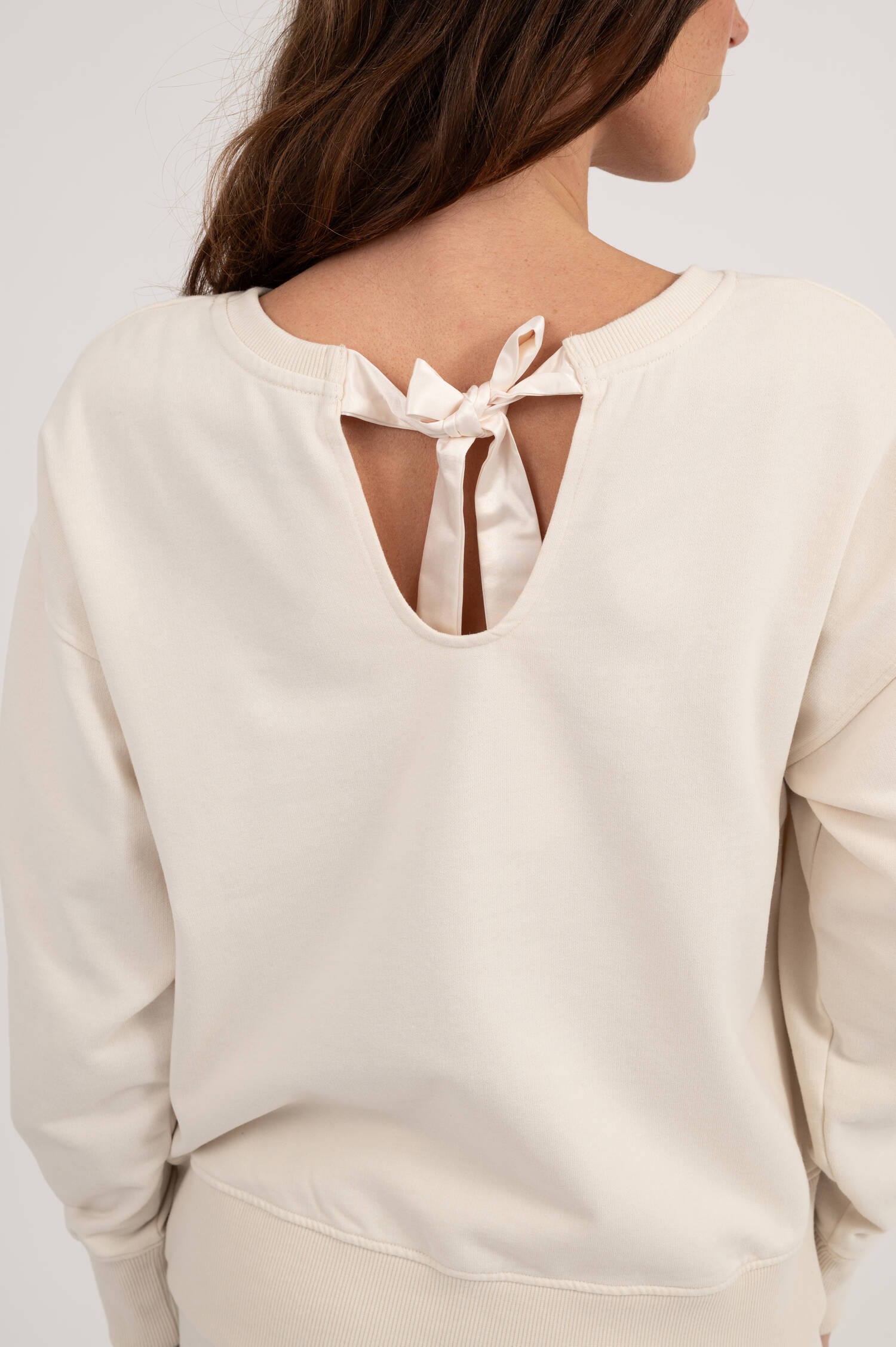 Pullover mit Binde-Details in Creme