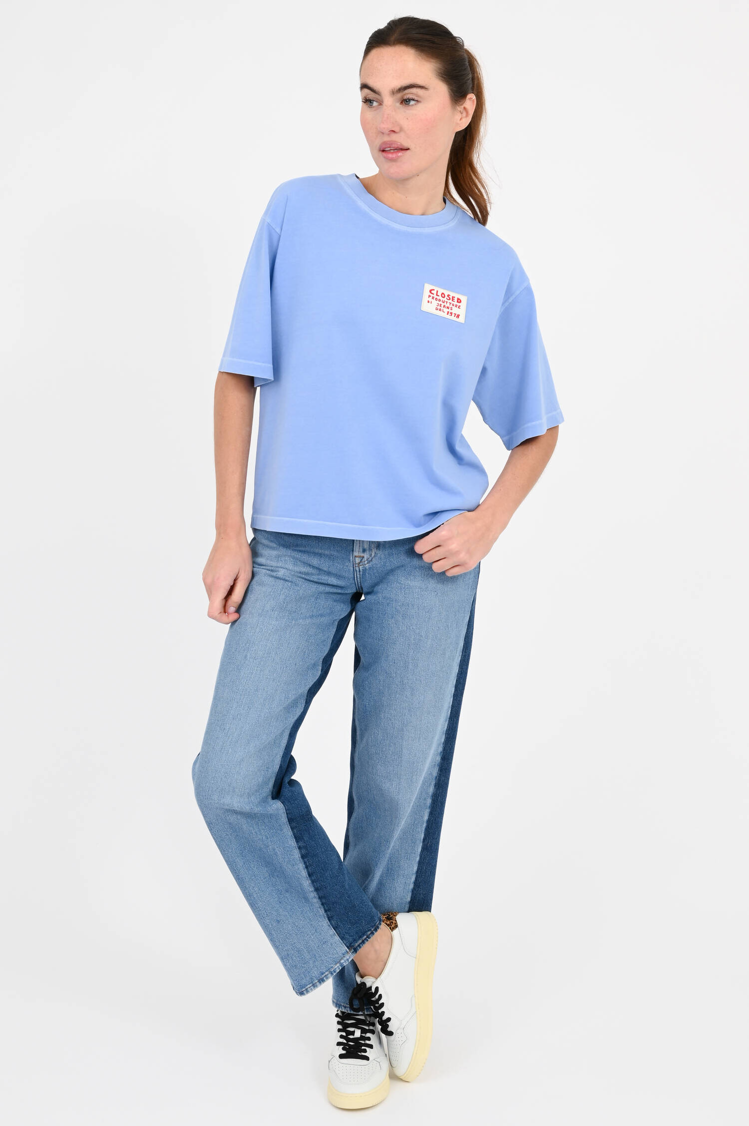 T-Shirt mit Logo-Patch in Skyblue