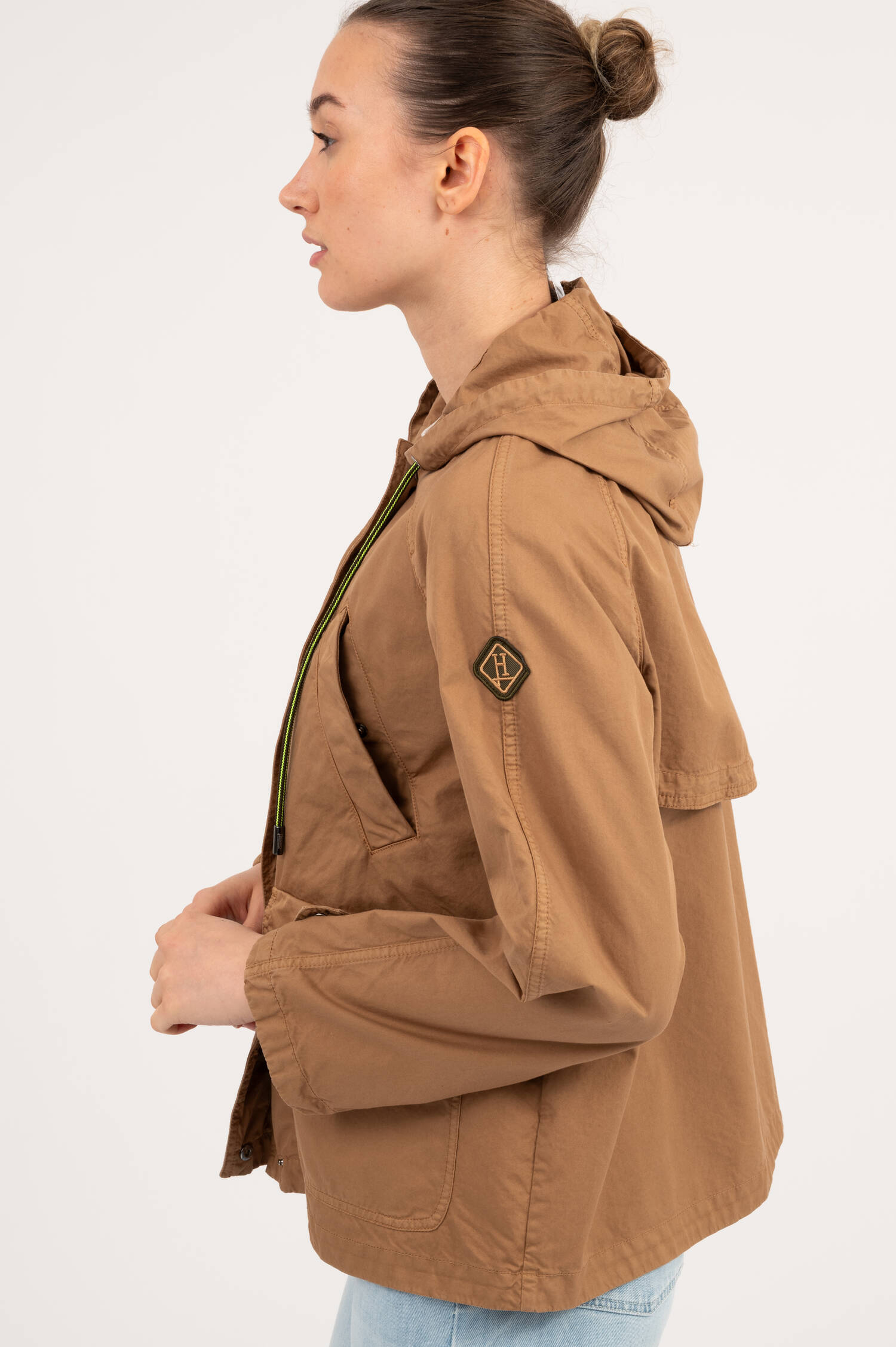 Kurzer Parka mit Kapuze in Camelbraun Kurzer Parka mit Kapuze in Camelbraun