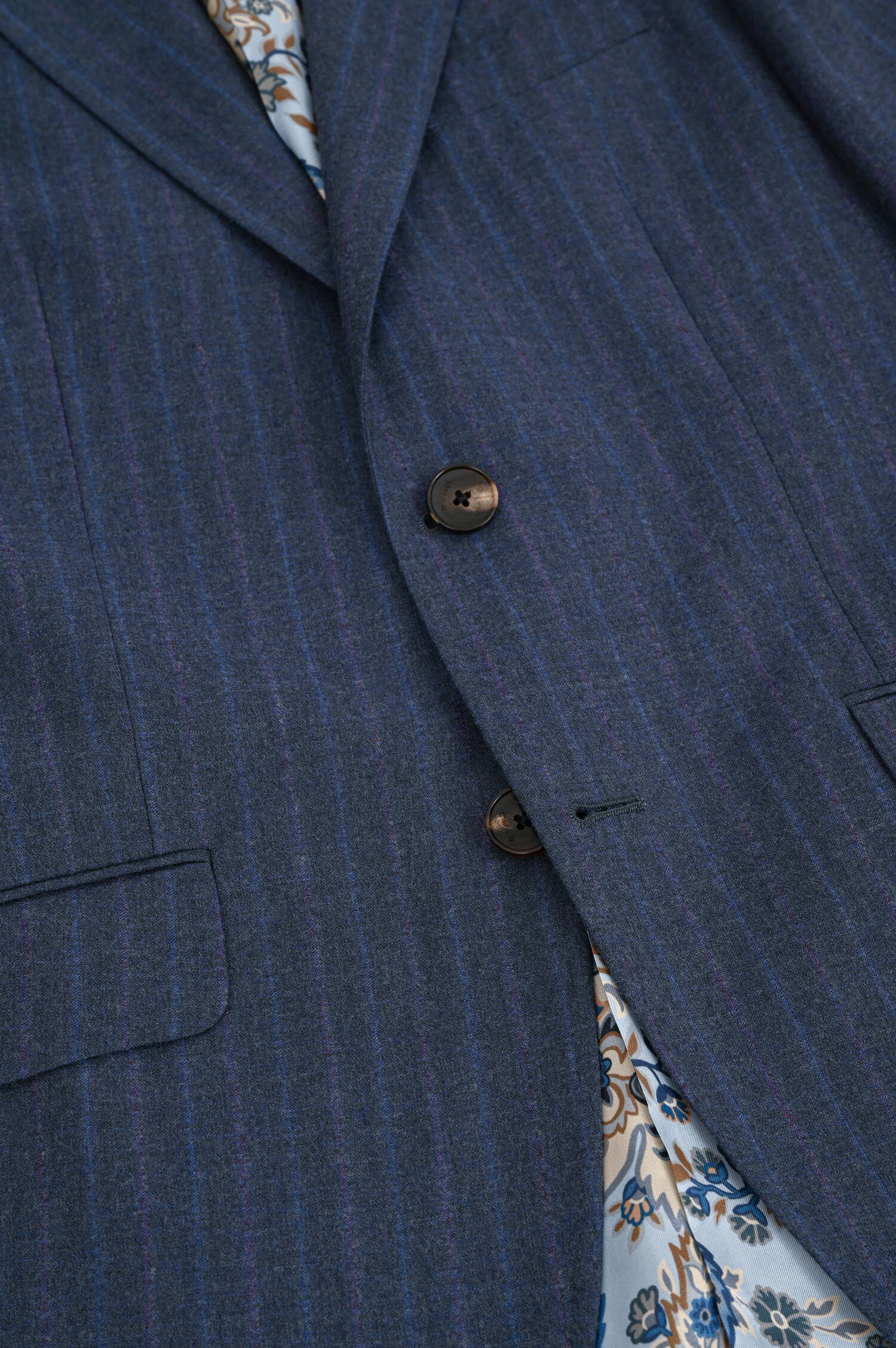 Anzug aus Wolle mit dezenten Streifen in Grau