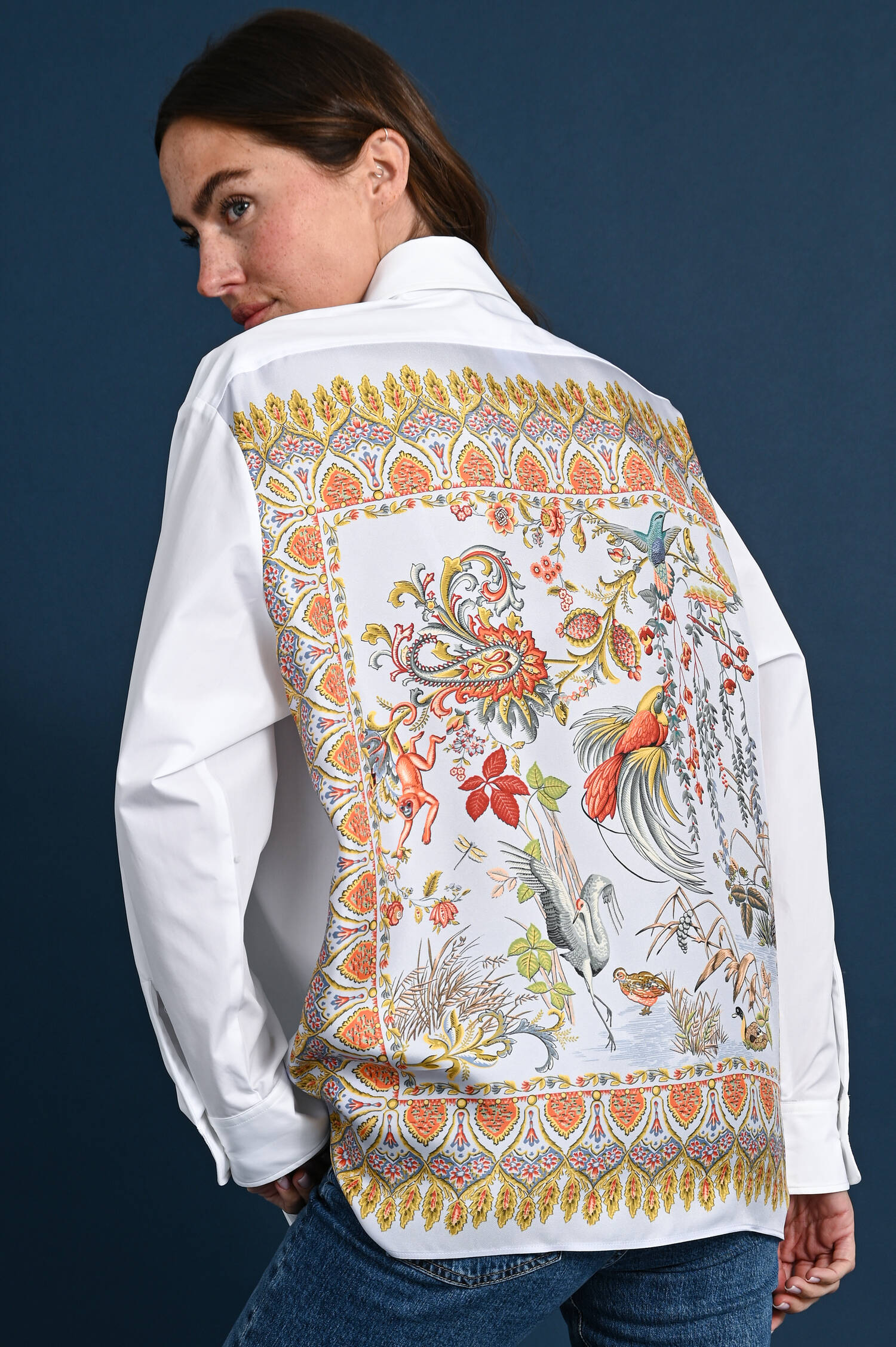 Bluse mit Seiden-Naturmotiv in Weiß