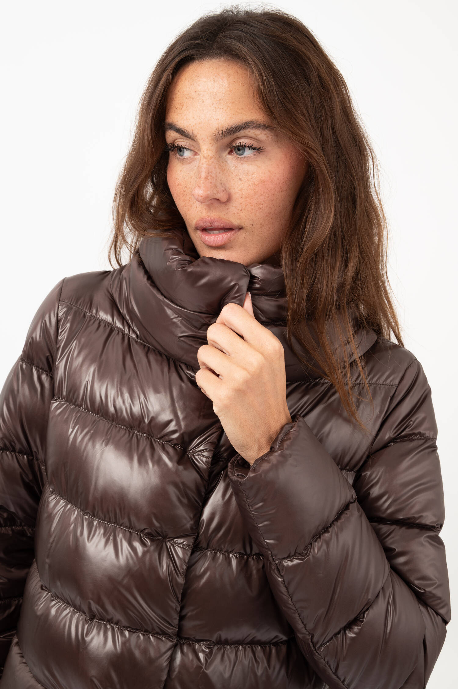 Daunenjacke mit breitem Stehkragen in Schokobraun Daunenjacke mit breitem Stehkragen in Schokobraun