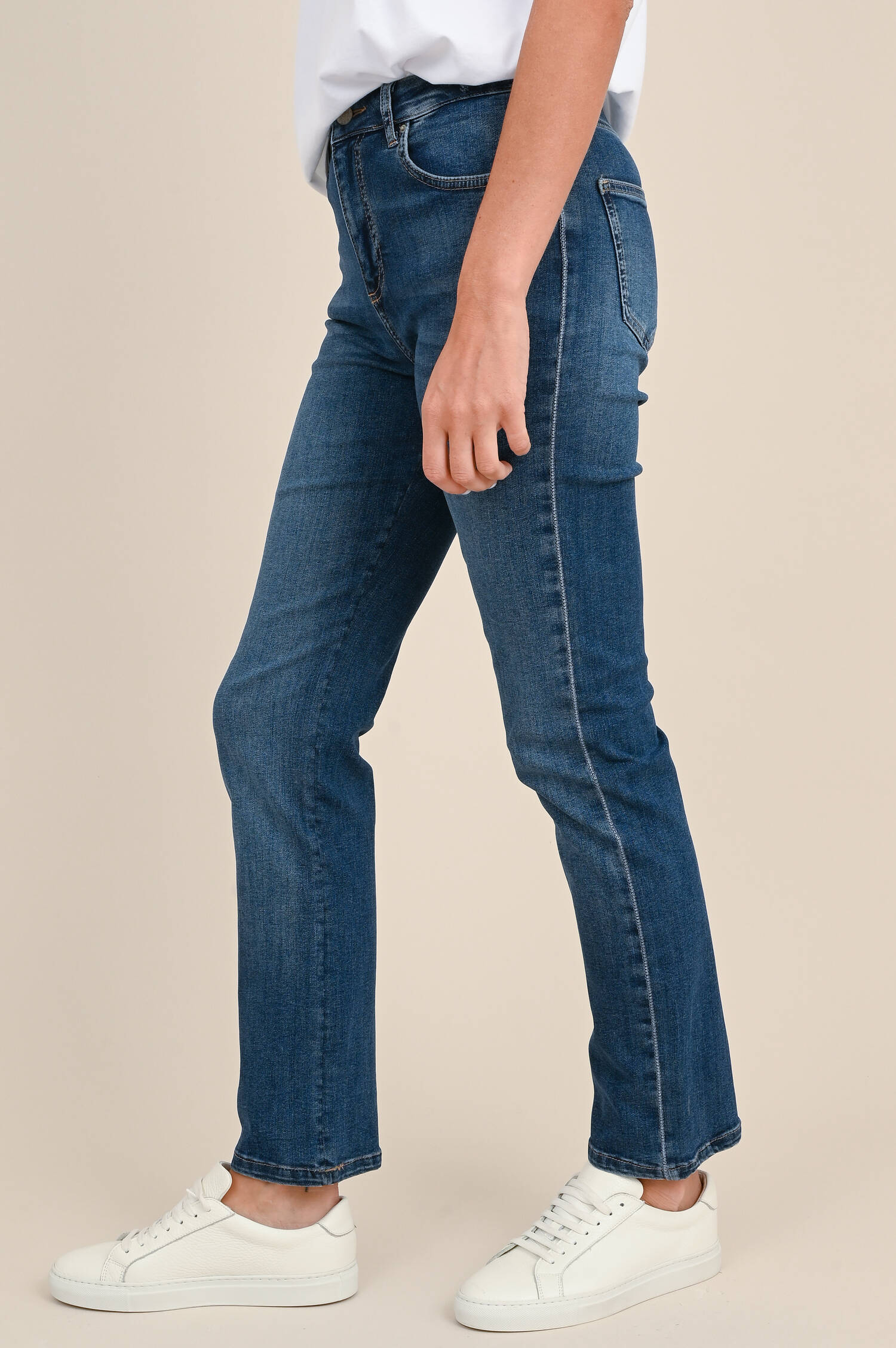 Jeans mit Ziernähten in Dunkelblau