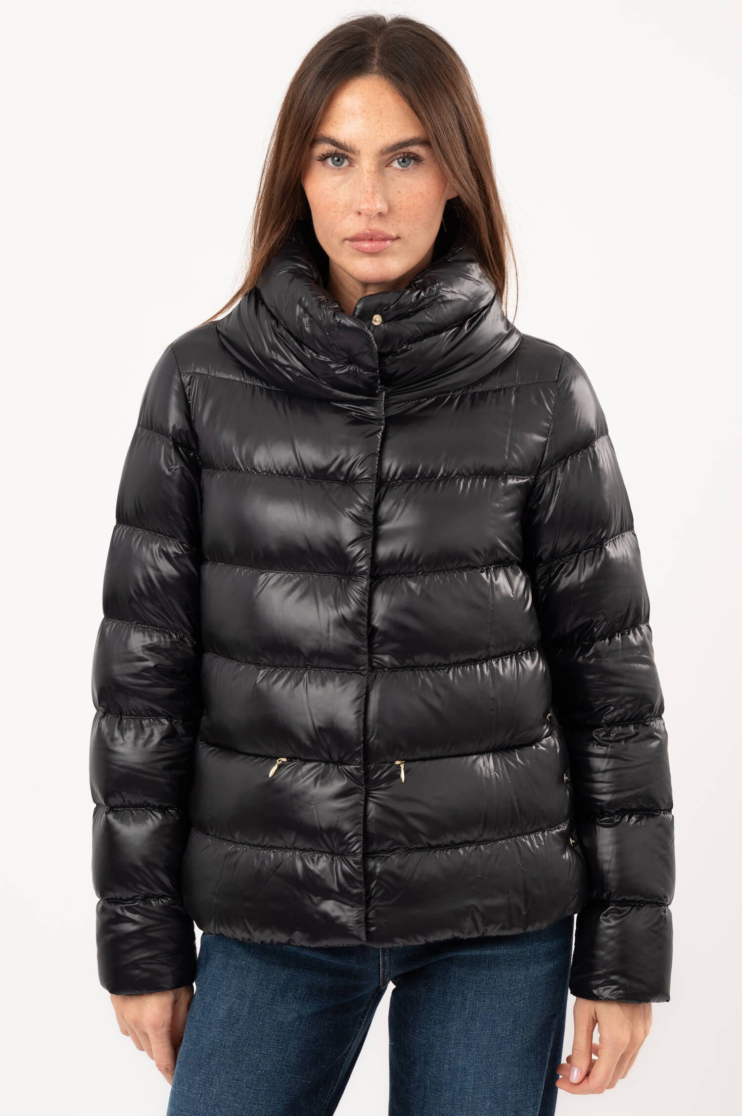 Daunenjacke mit breitem Stehkragen in Schwarz Daunenjacke mit breitem Stehkragen in Schwarz
