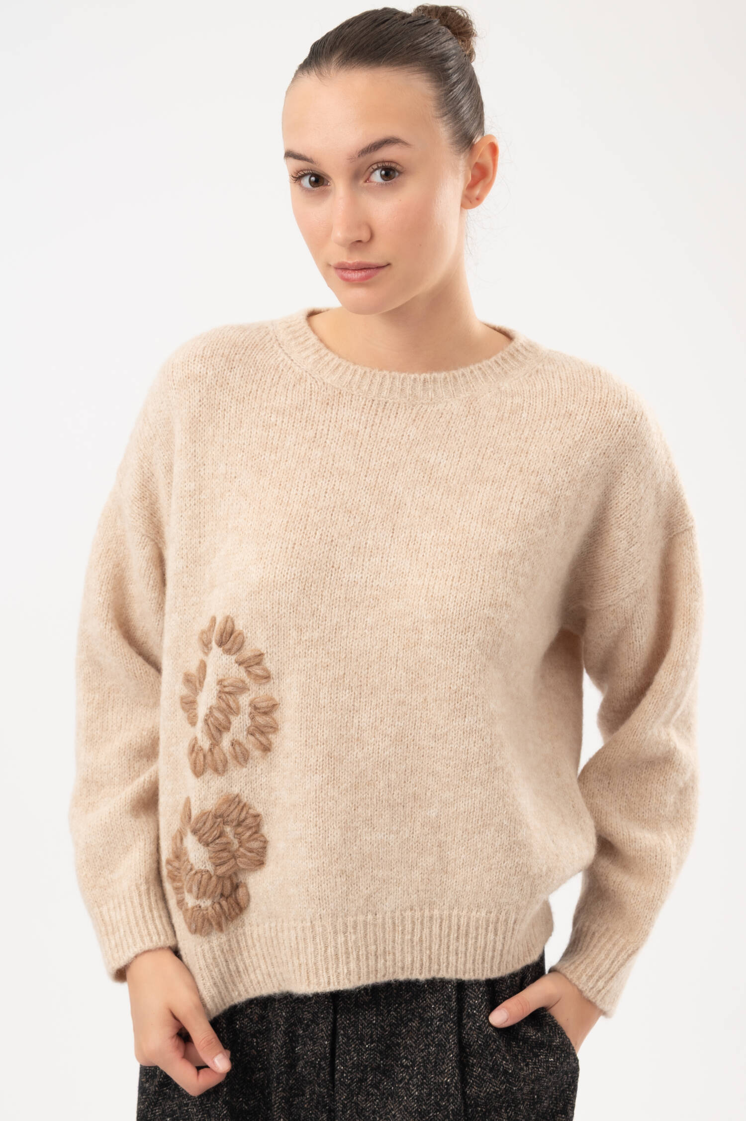 Alpaka-Mix-Pullover mit Blumenstickerei in Beige