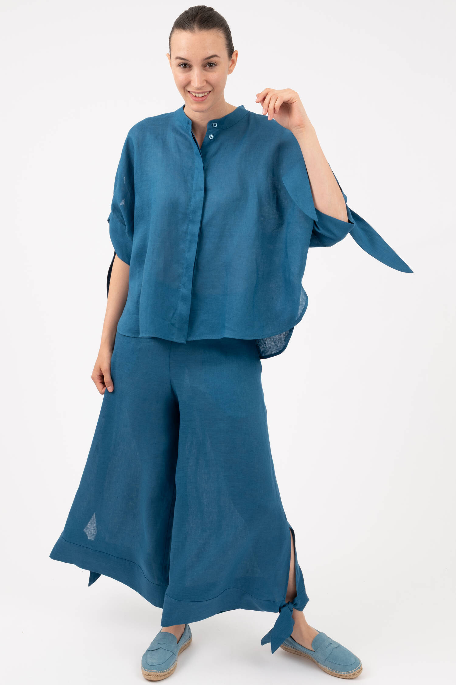 Leinenbluse mit Ärmelbändern in Blau