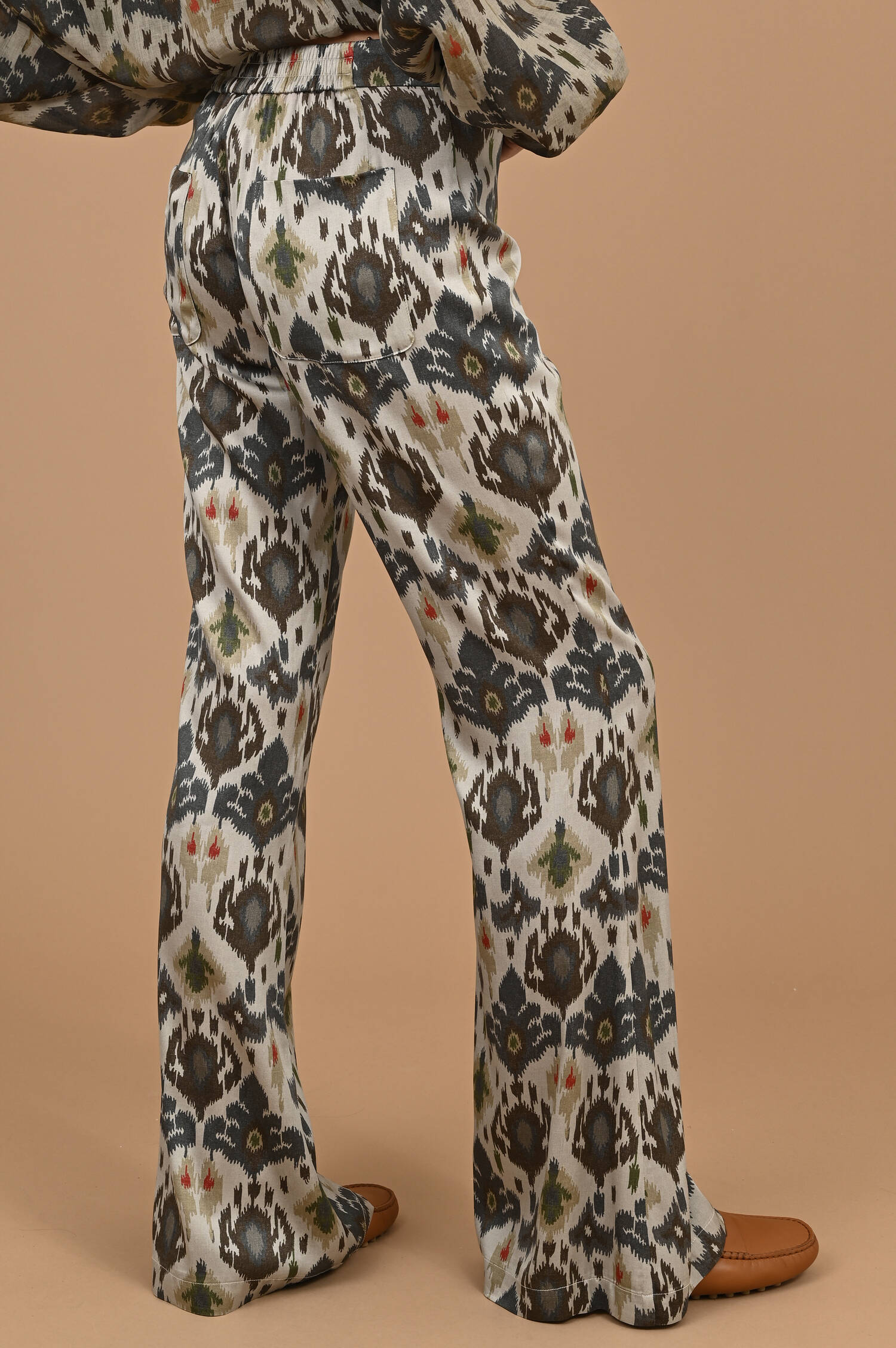 Hose mit Perlenbund und Ikat Allover Muster