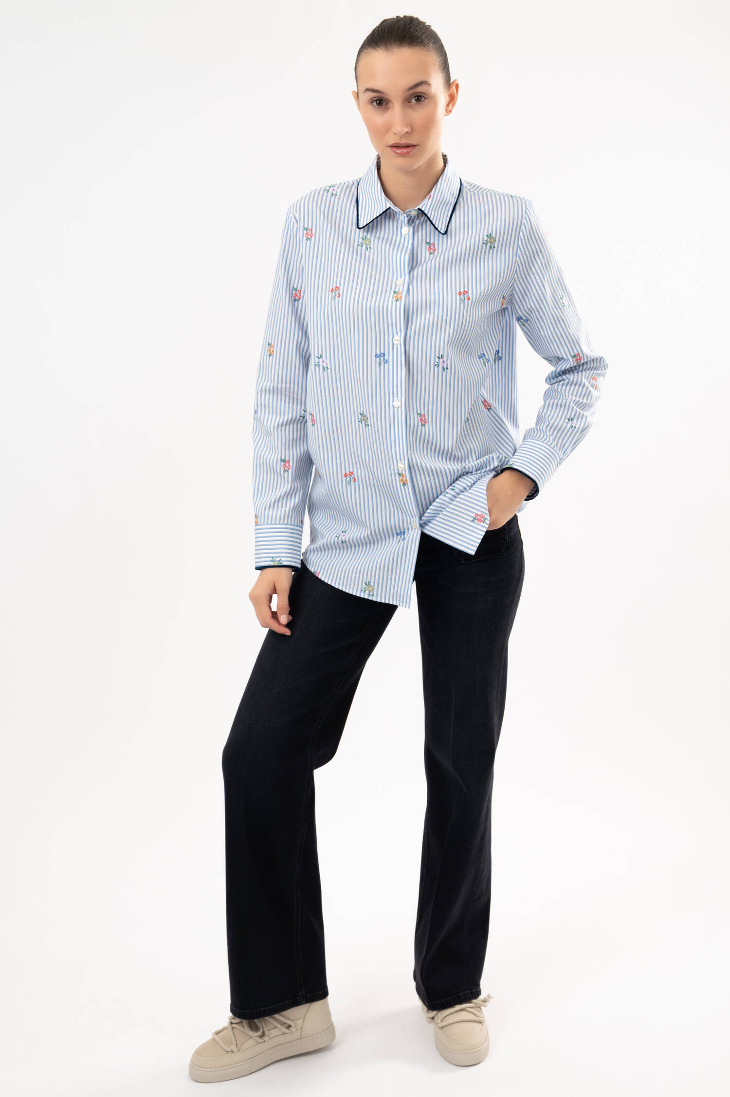 Gestreifte Bluse mit Blumenprint in Blau/Weiß Gestreifte Bluse mit Blumenprint in Blau/Weiß