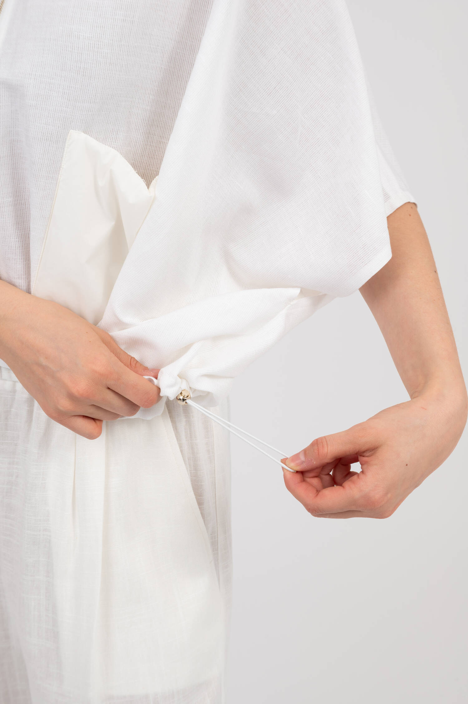 Ponchomantel aus Seiden-Leinenmix in Weiß Ponchomantel aus Seiden-Leinenmix in Weiß