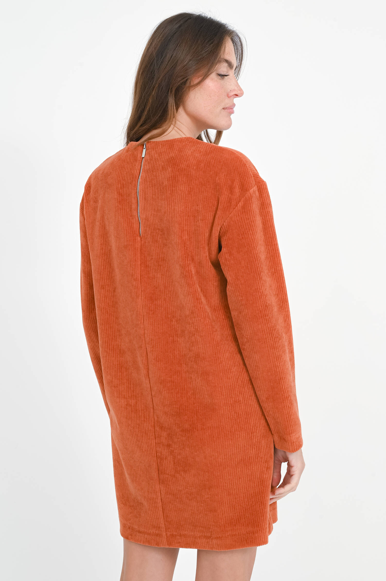 Cordkleid NEVIS mit aufgesetzten Taschen in Kupfer Cordkleid NEVIS mit aufgesetzten Taschen in Kupfer