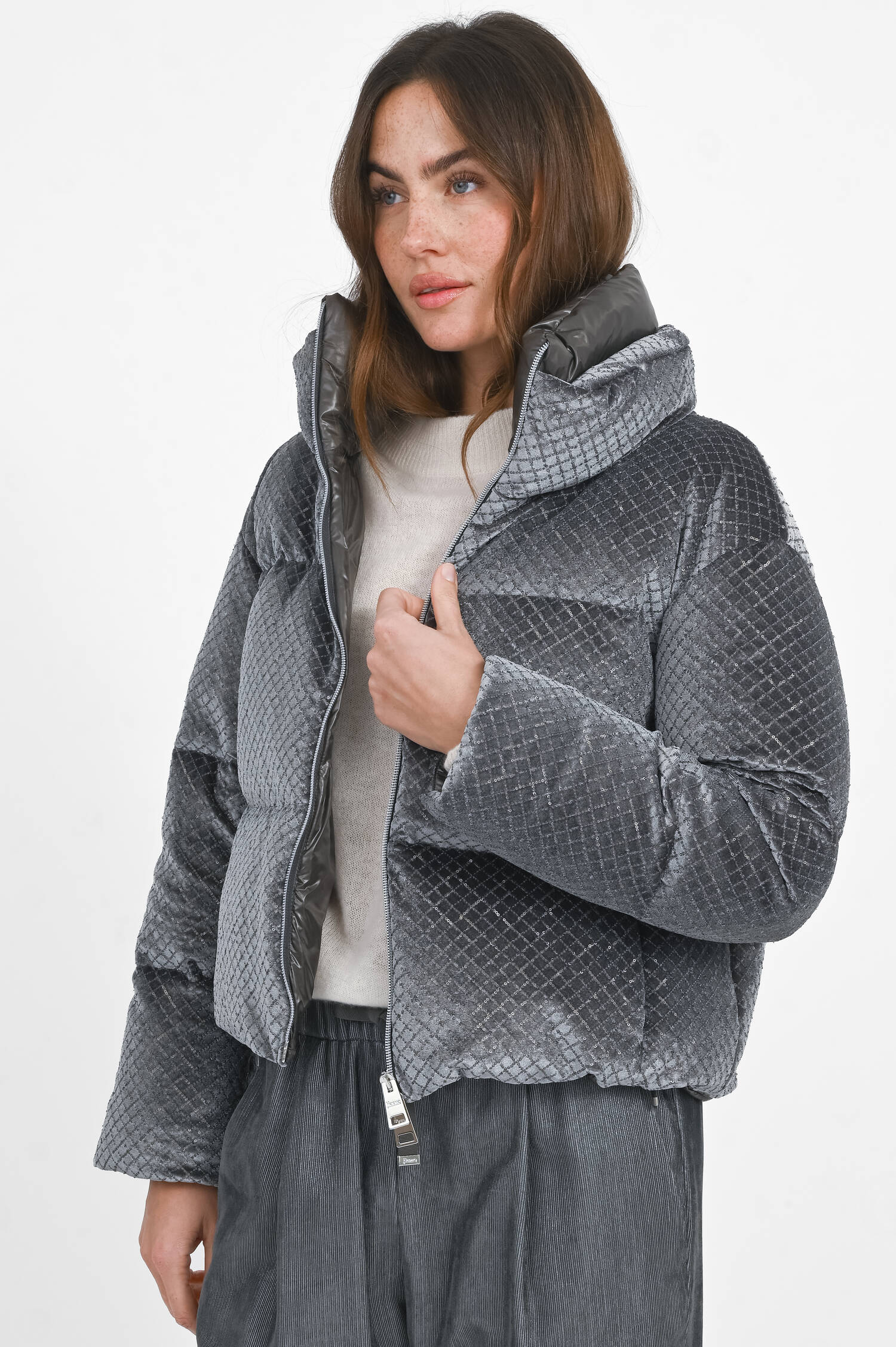 Daunenjacke mit Pailletten in Chromgrau Daunenjacke mit Pailletten in Chromgrau