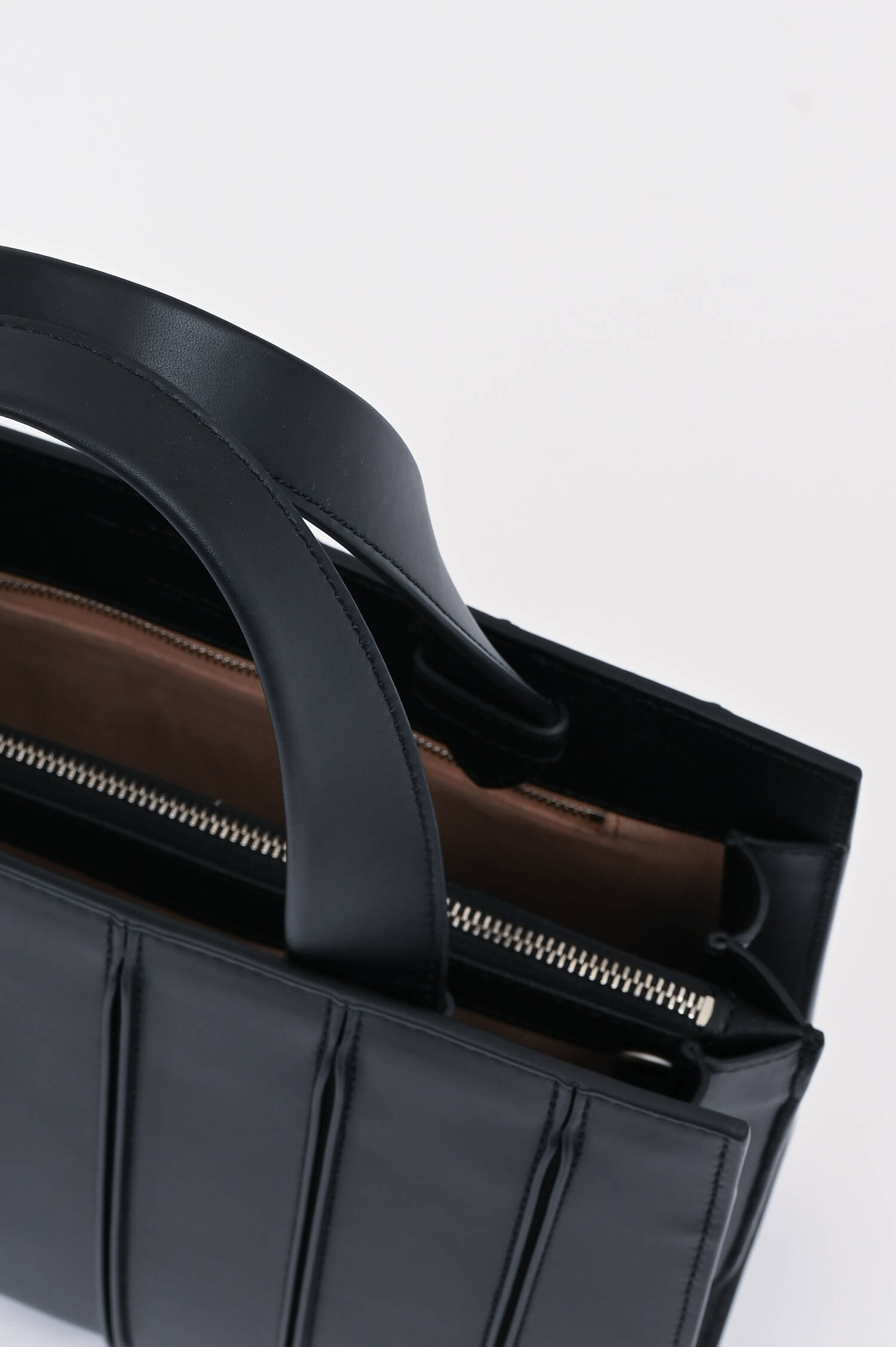 Tasche mit abgesteppten Lederdetails in Schwarz Tasche mit abgesteppten Lederdetails in Schwarz
