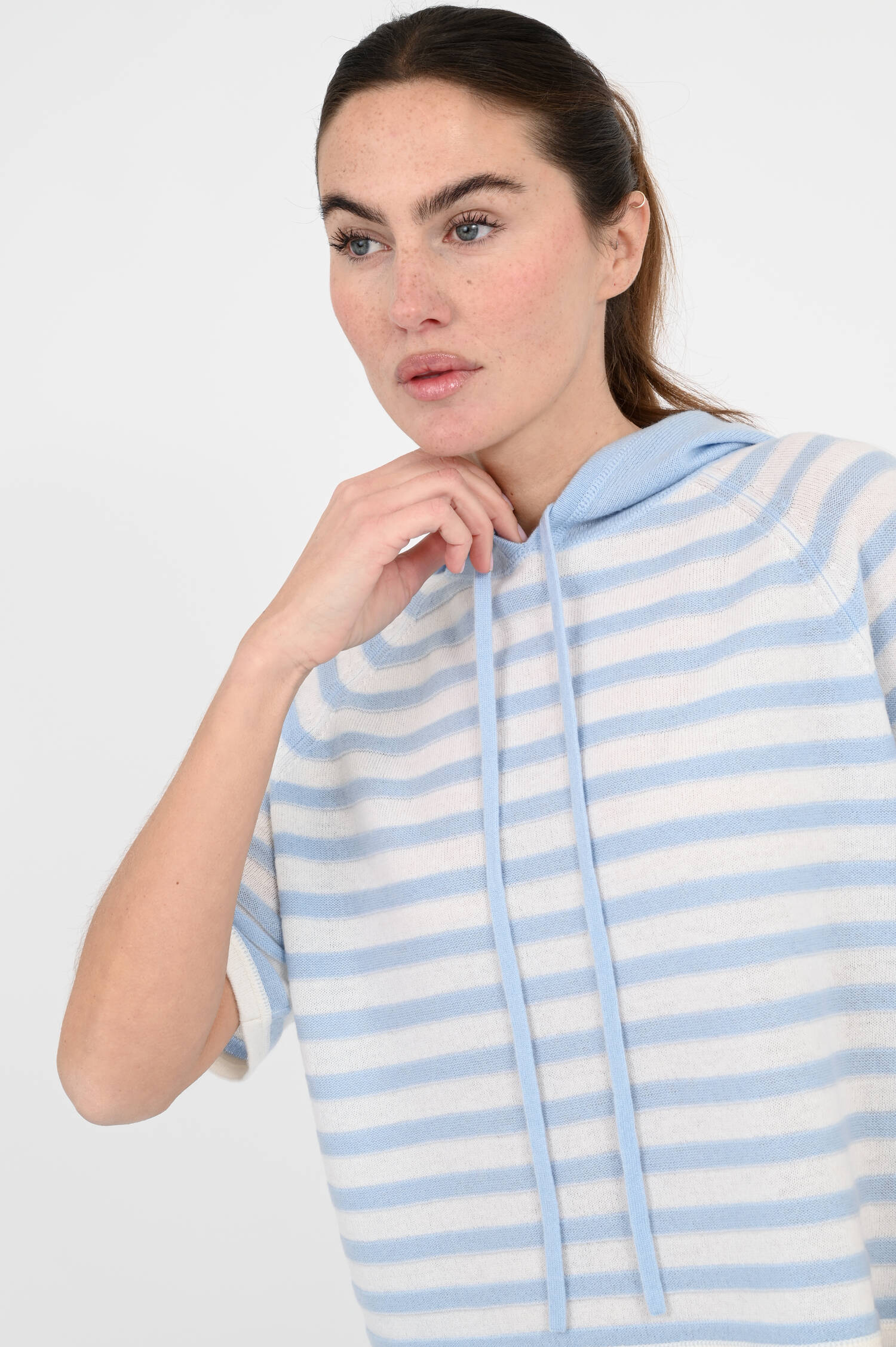 Kurzarm-Streifenhoodie in Hellblau/Creme