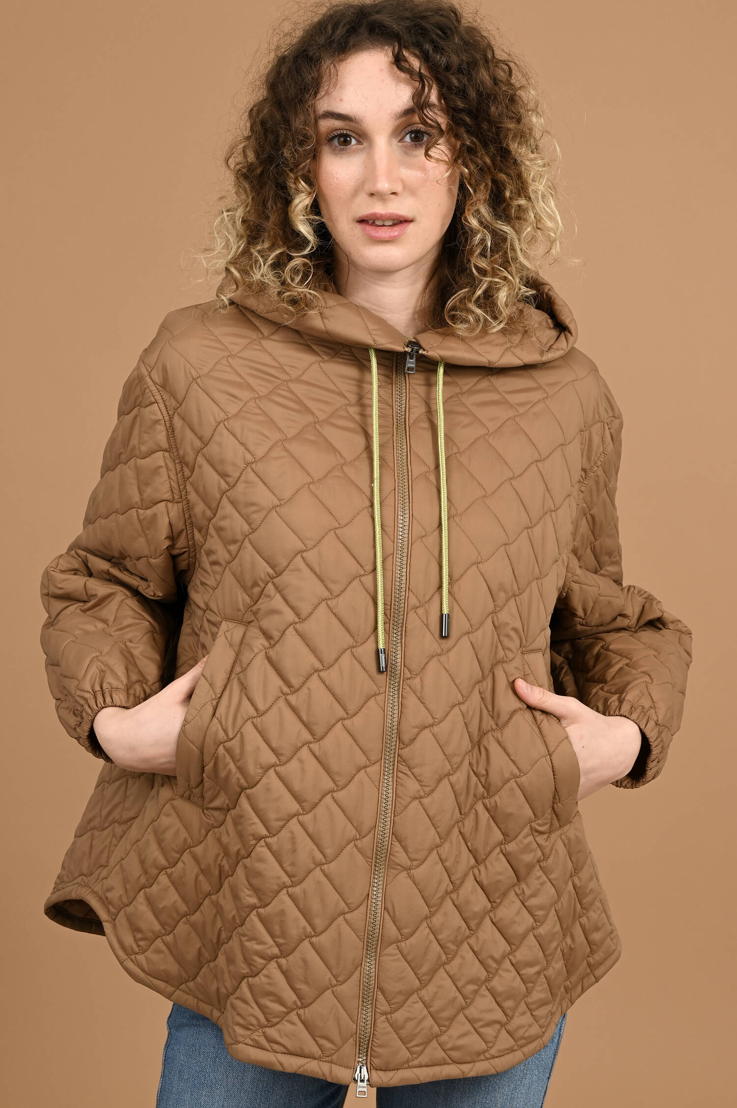 Steppjacke mit Kapuze in Camelbraun