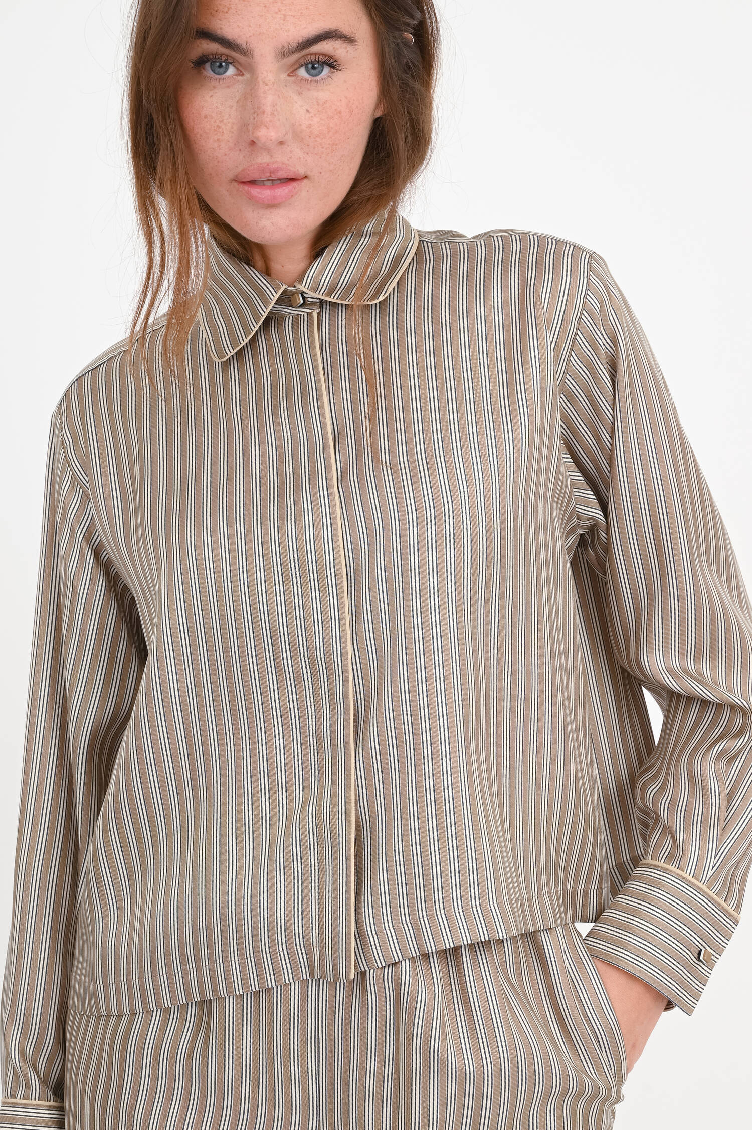 Cropped Seidenbluse BRAMA in Khaki/Beige Cropped Seidenbluse BRAMA in Khaki/Beige