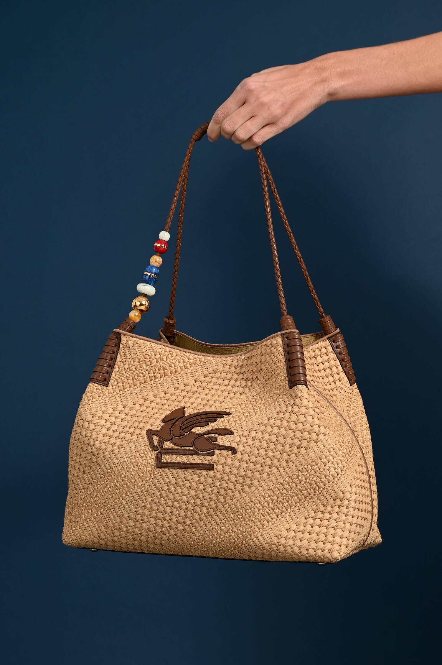 Shopper aus Raffiabast in Naturbeige