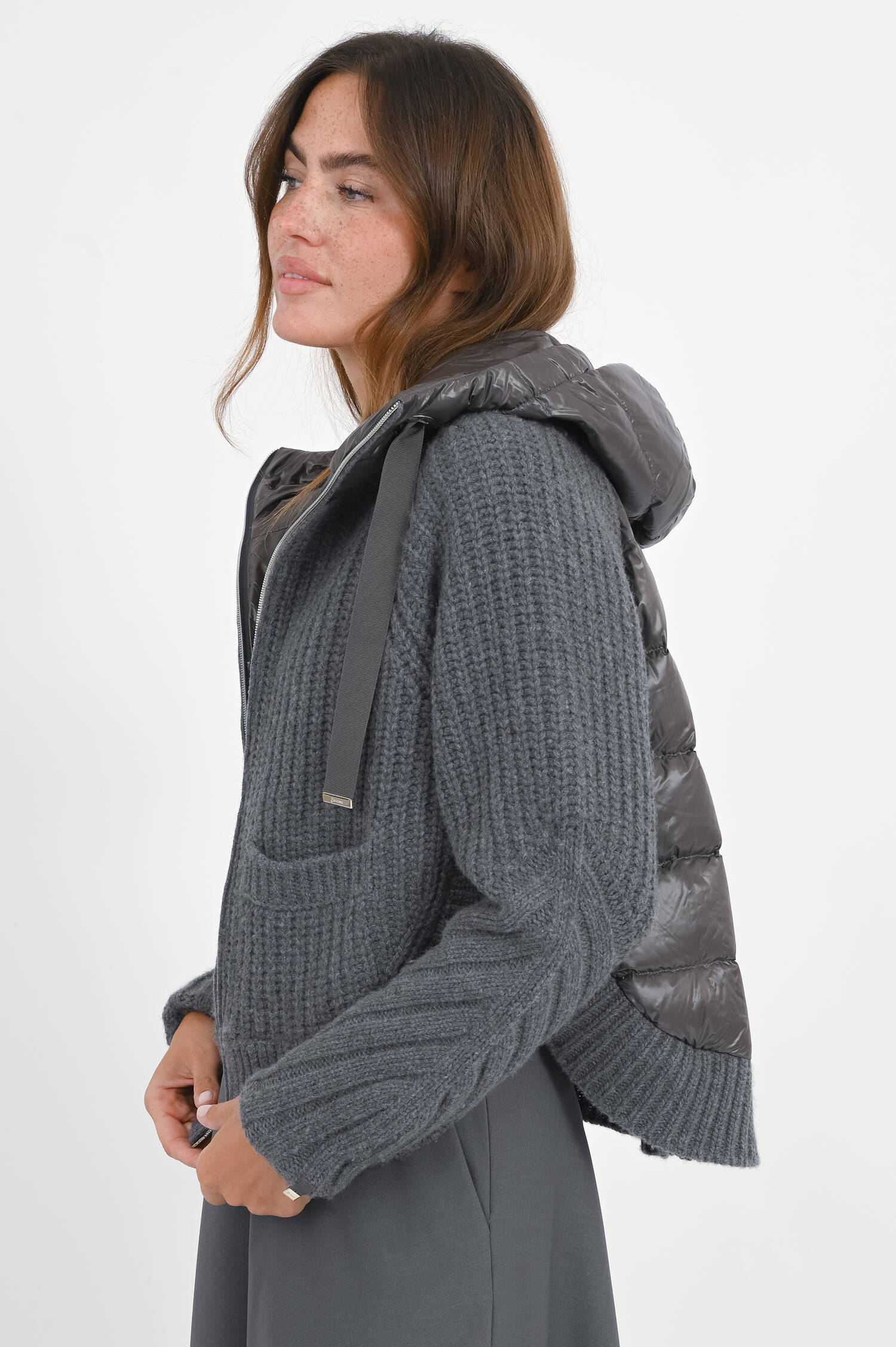 Strickjacke mit Dauneneinsatz und Kapuze in Antra