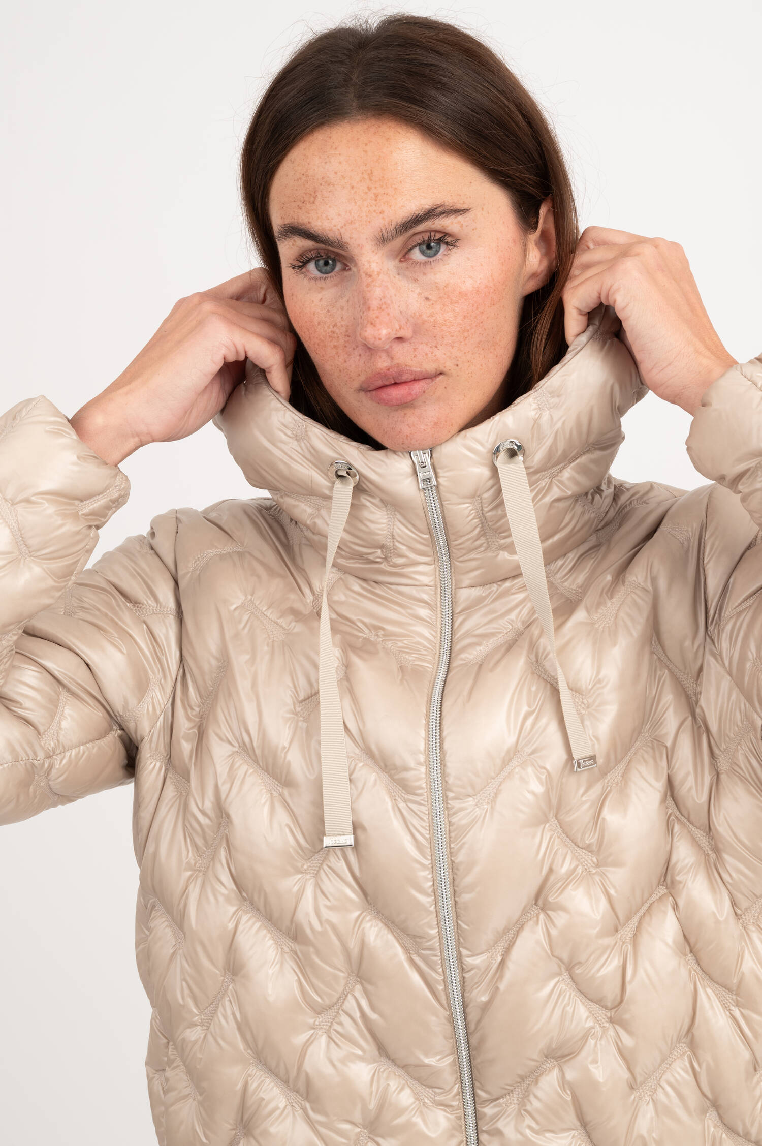 Daunenjacke mit Kapuze in Beige Daunenjacke mit Kapuze in Beige